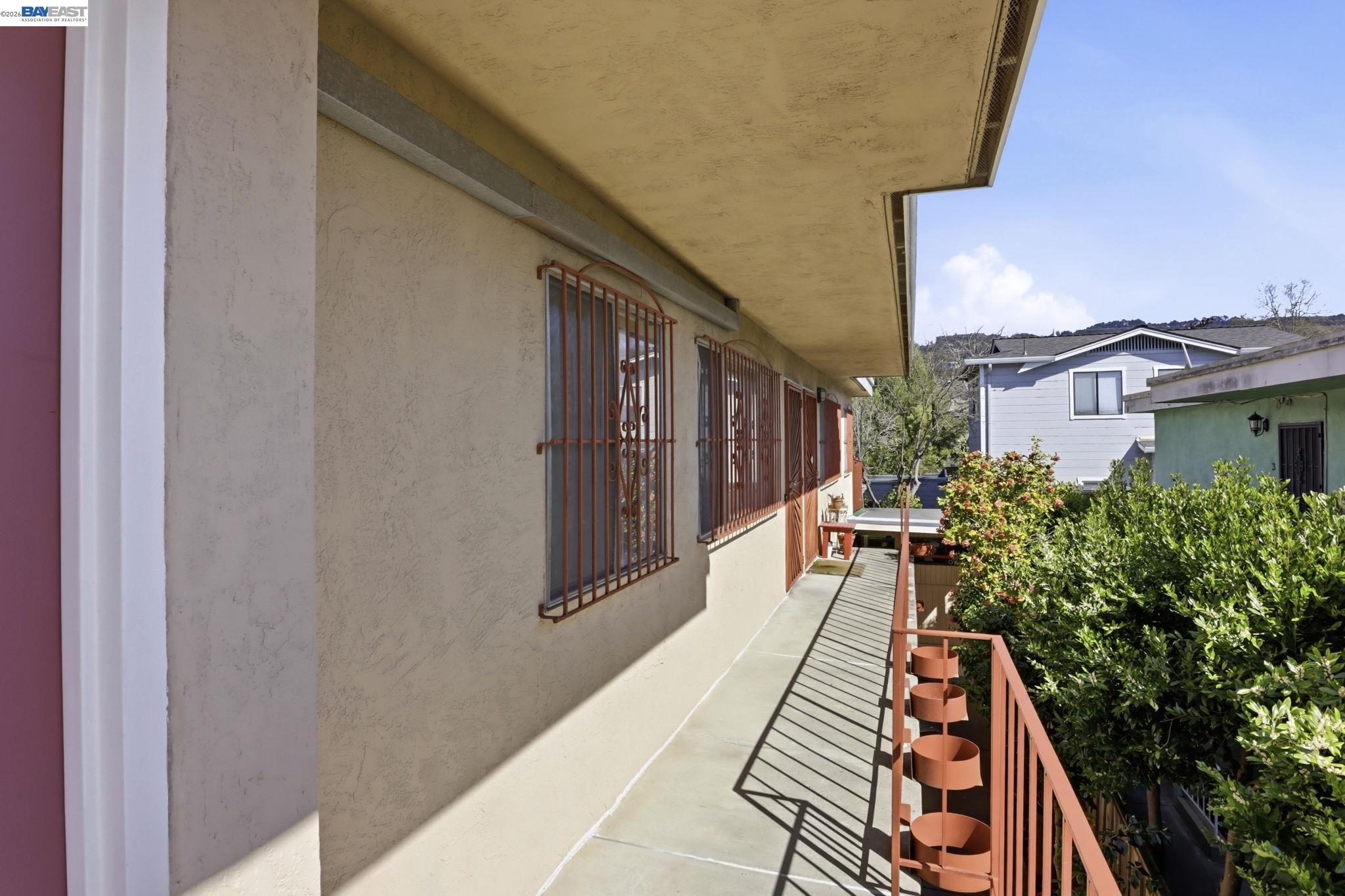 Detail Gallery Image 5 of 48 For 2550 Damuth St, Oakland,  CA 94602 - – Beds | – Baths