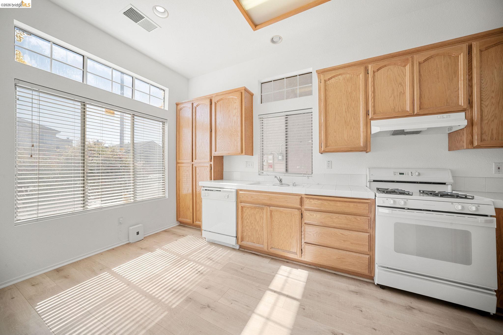 Detail Gallery Image 3 of 20 For 1759 Laurelgrove Ln, Tracy,  CA 95376 - 3 Beds | 2 Baths