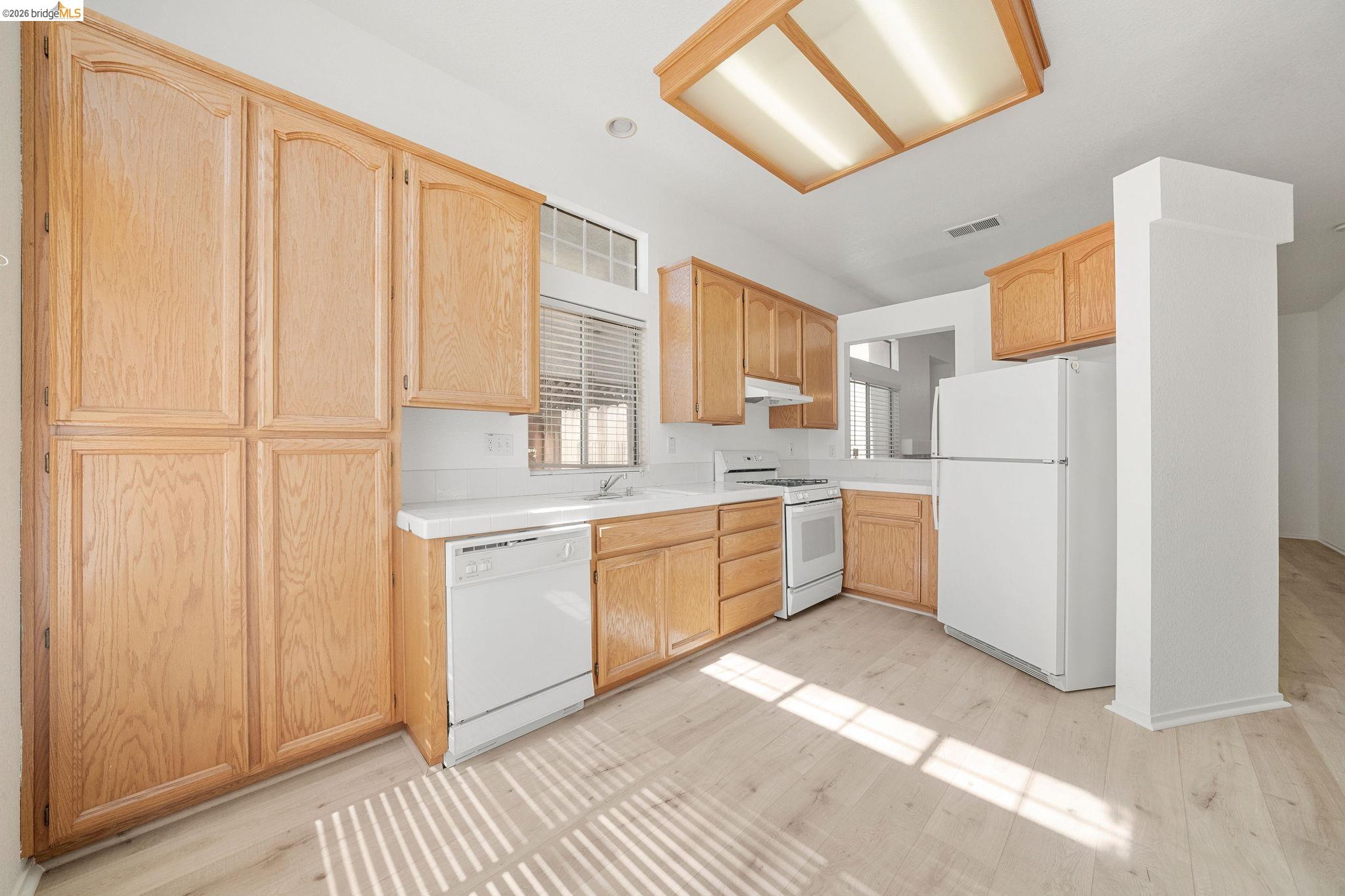 Detail Gallery Image 4 of 20 For 1759 Laurelgrove Ln, Tracy,  CA 95376 - 3 Beds | 2 Baths