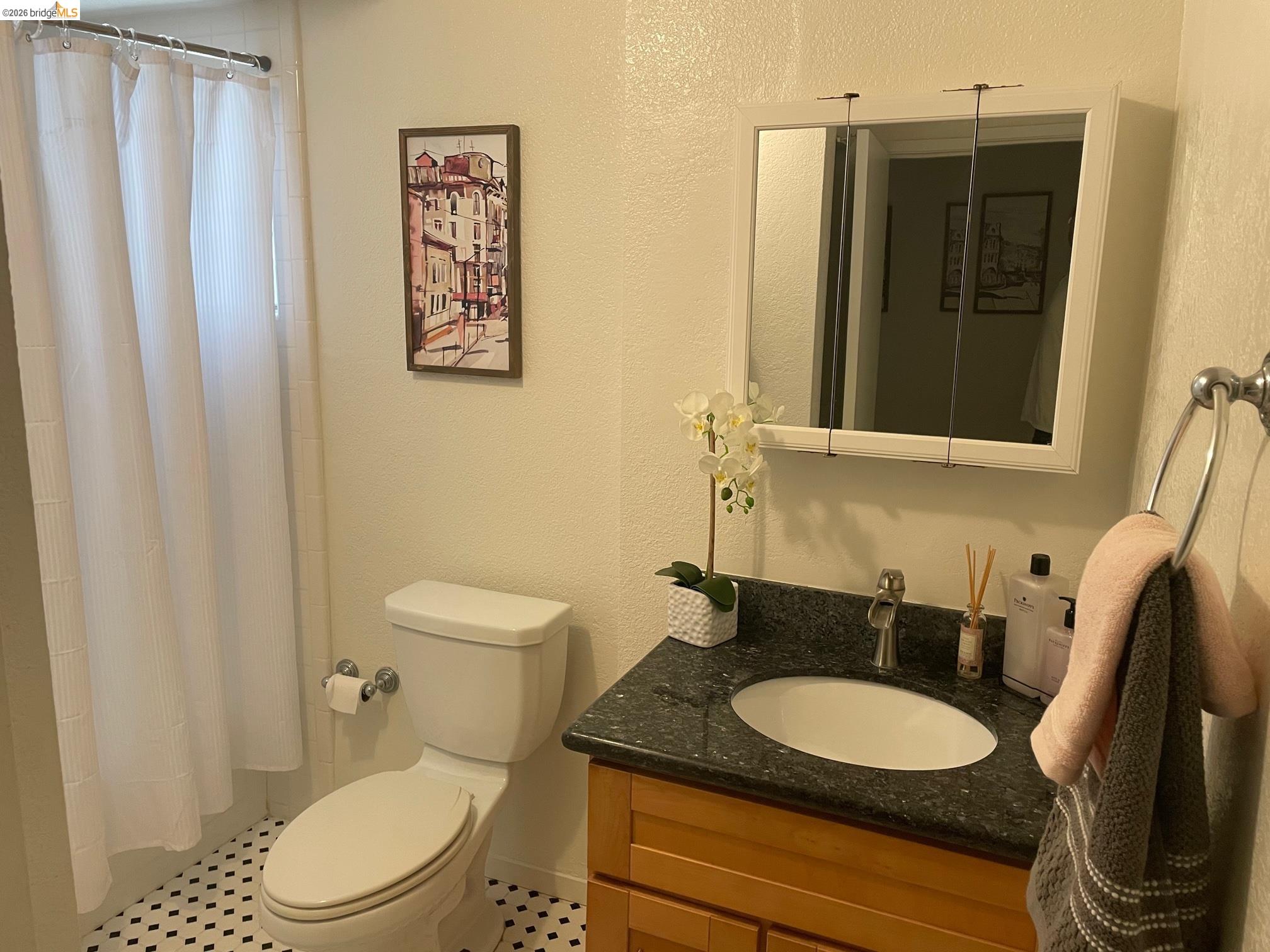 Detail Gallery Image 5 of 13 For 5231 Martin Luther King Jr Way #3,  Oakland,  CA 94609 - 2 Beds | 1 Baths