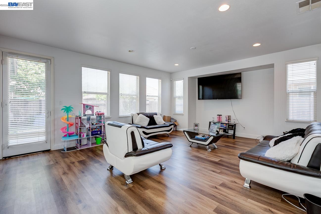 Detail Gallery Image 12 of 60 For 53 Puffin Cir, Oakley,  CA 94561 - 3 Beds | 2/1 Baths