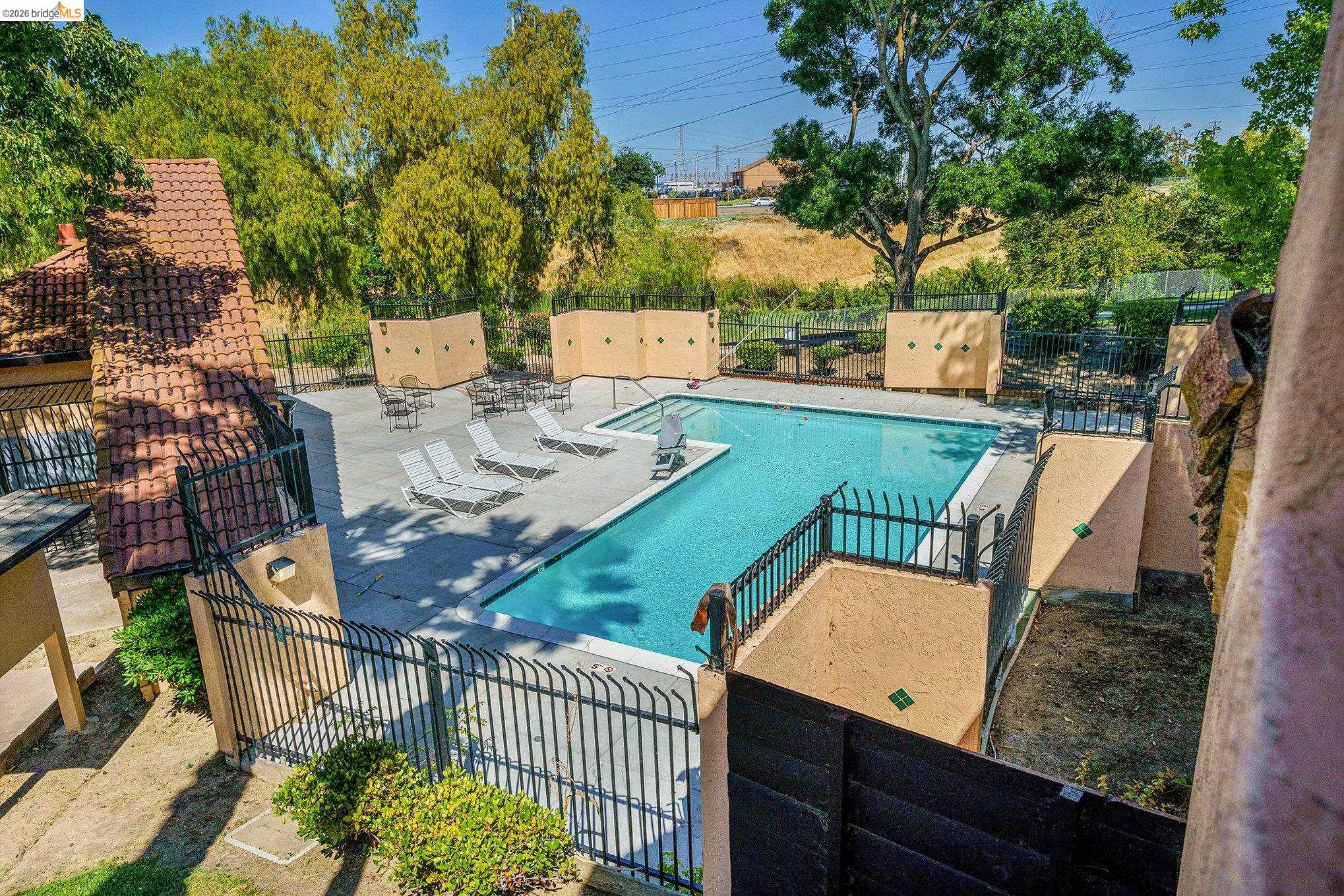 Detail Gallery Image 3 of 3 For 2283 Renwick Ln, Antioch,  CA 94509 - 2 Beds | 2 Baths