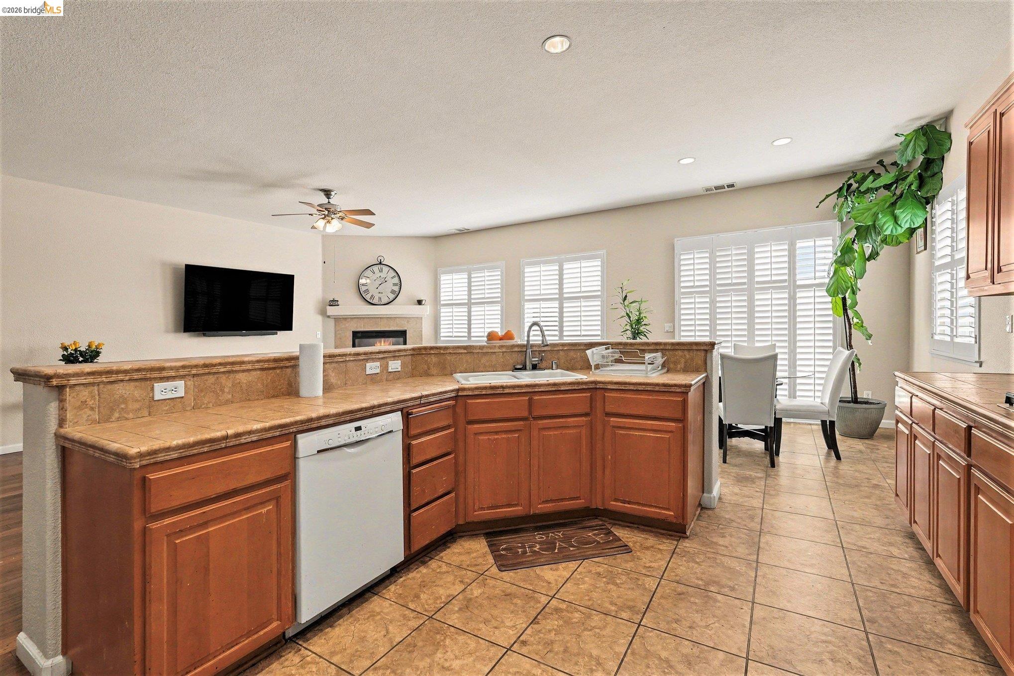 Detail Gallery Image 14 of 36 For 161 Monet Dr, Oakley,  CA 94561 - 4 Beds | 3 Baths