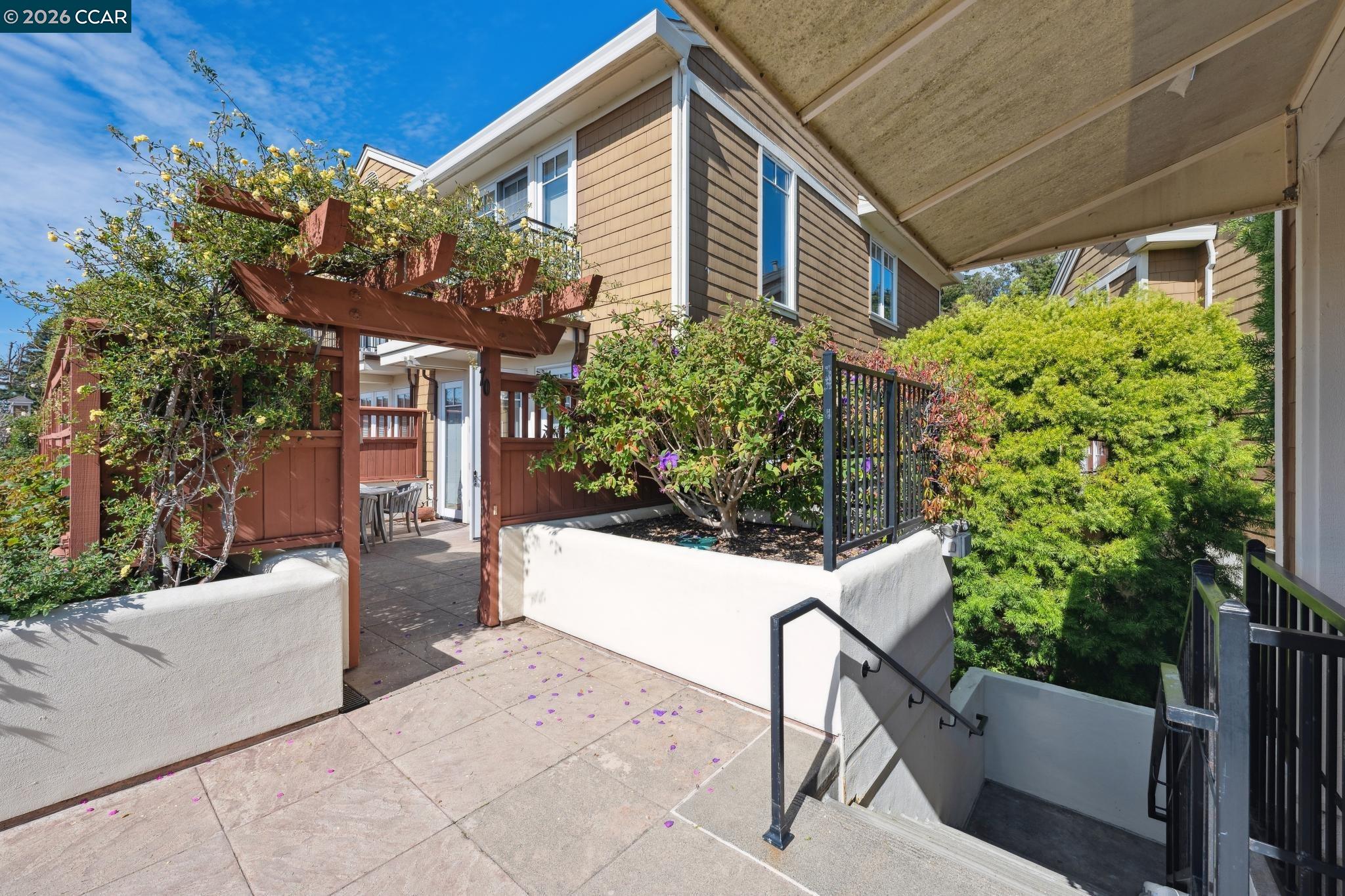 Detail Gallery Image 14 of 60 For 70 Neds Way, Tiburon,  CA 94920 - 2 Beds | 2/1 Baths