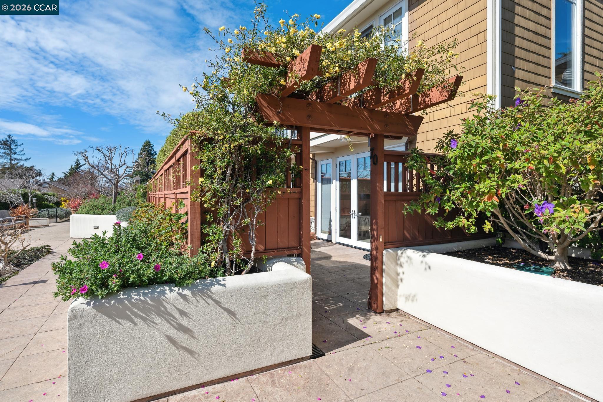 Detail Gallery Image 16 of 60 For 70 Neds Way, Tiburon,  CA 94920 - 2 Beds | 2/1 Baths