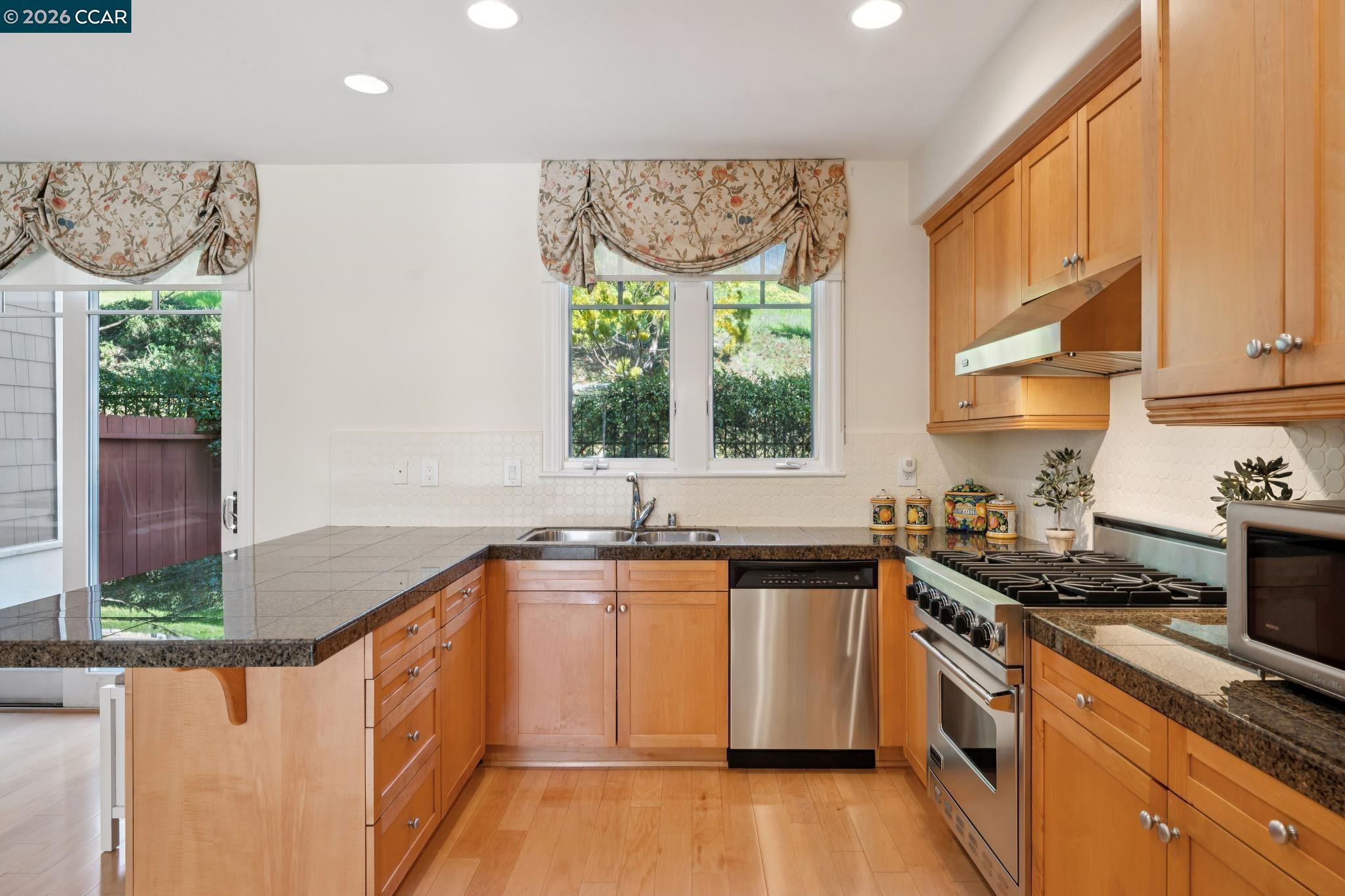 Detail Gallery Image 33 of 60 For 70 Neds Way, Tiburon,  CA 94920 - 2 Beds | 2/1 Baths