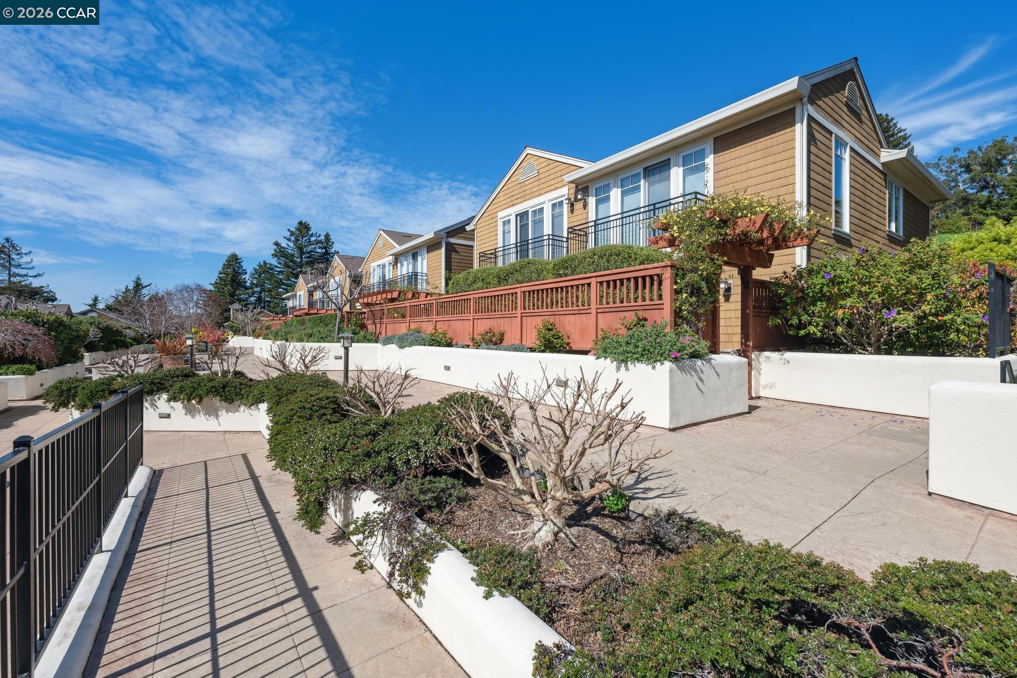 Detail Gallery Image 10 of 60 For 70 Neds Way, Tiburon,  CA 94920 - 2 Beds | 2/1 Baths