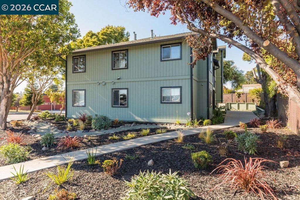 Detail Gallery Image 2 of 14 For 4800 Bayview Ave Apt B,  Richmond,  CA 94804 - 3 Beds | 1 Baths