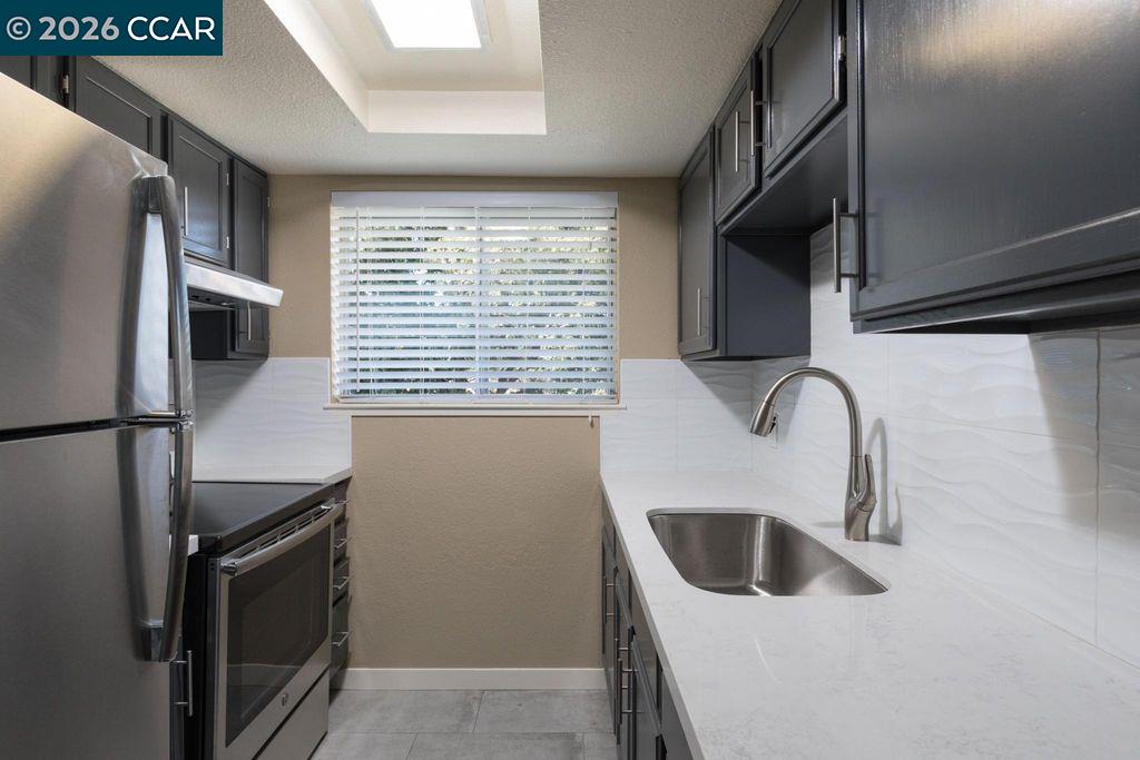 Detail Gallery Image 3 of 14 For 4800 Bayview Ave Apt B,  Richmond,  CA 94804 - 3 Beds | 1 Baths