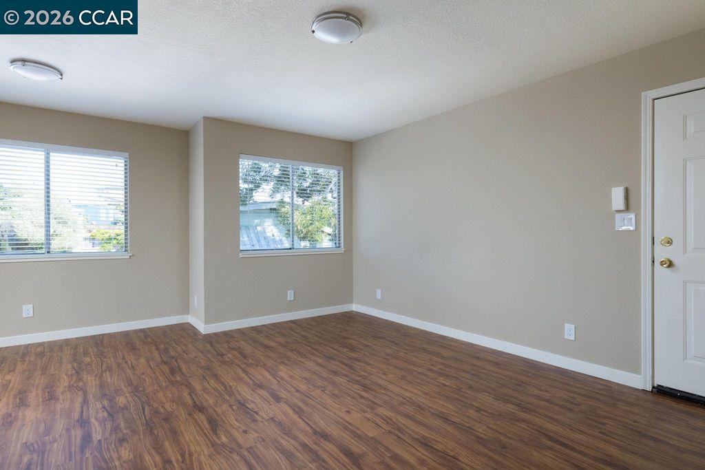 Detail Gallery Image 4 of 14 For 4800 Bayview Ave Apt B,  Richmond,  CA 94804 - 3 Beds | 1 Baths