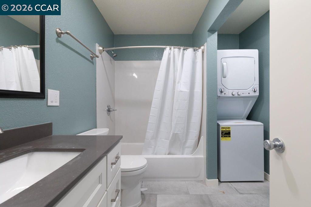 Detail Gallery Image 4 of 14 For 4800 Bayview Ave Apt B,  Richmond,  CA 94804 - 3 Beds | 1 Baths