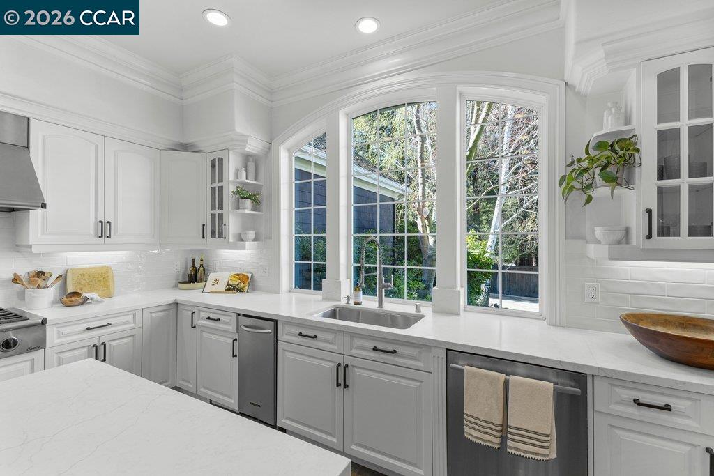 Detail Gallery Image 10 of 60 For 218 Erselia Trl, Alamo,  CA 94507 - 5 Beds | 5 Baths