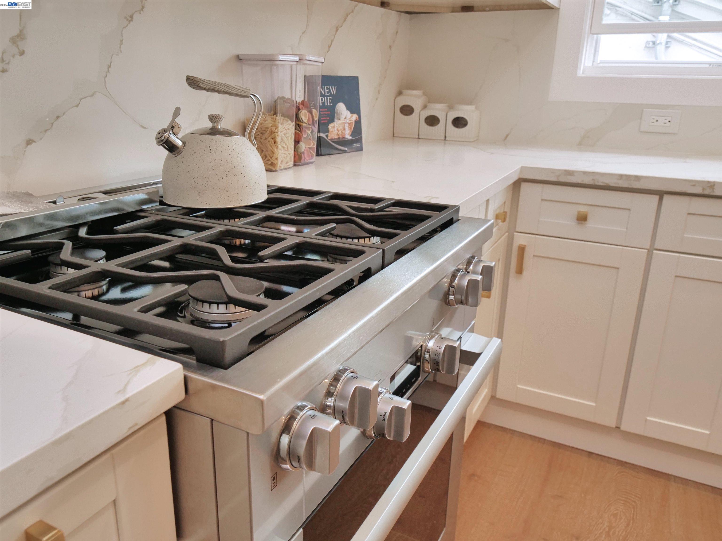 Detail Gallery Image 11 of 36 For 415 Berkeley Park Blvd, Kensington,  CA 94706 - 5 Beds | 2 Baths