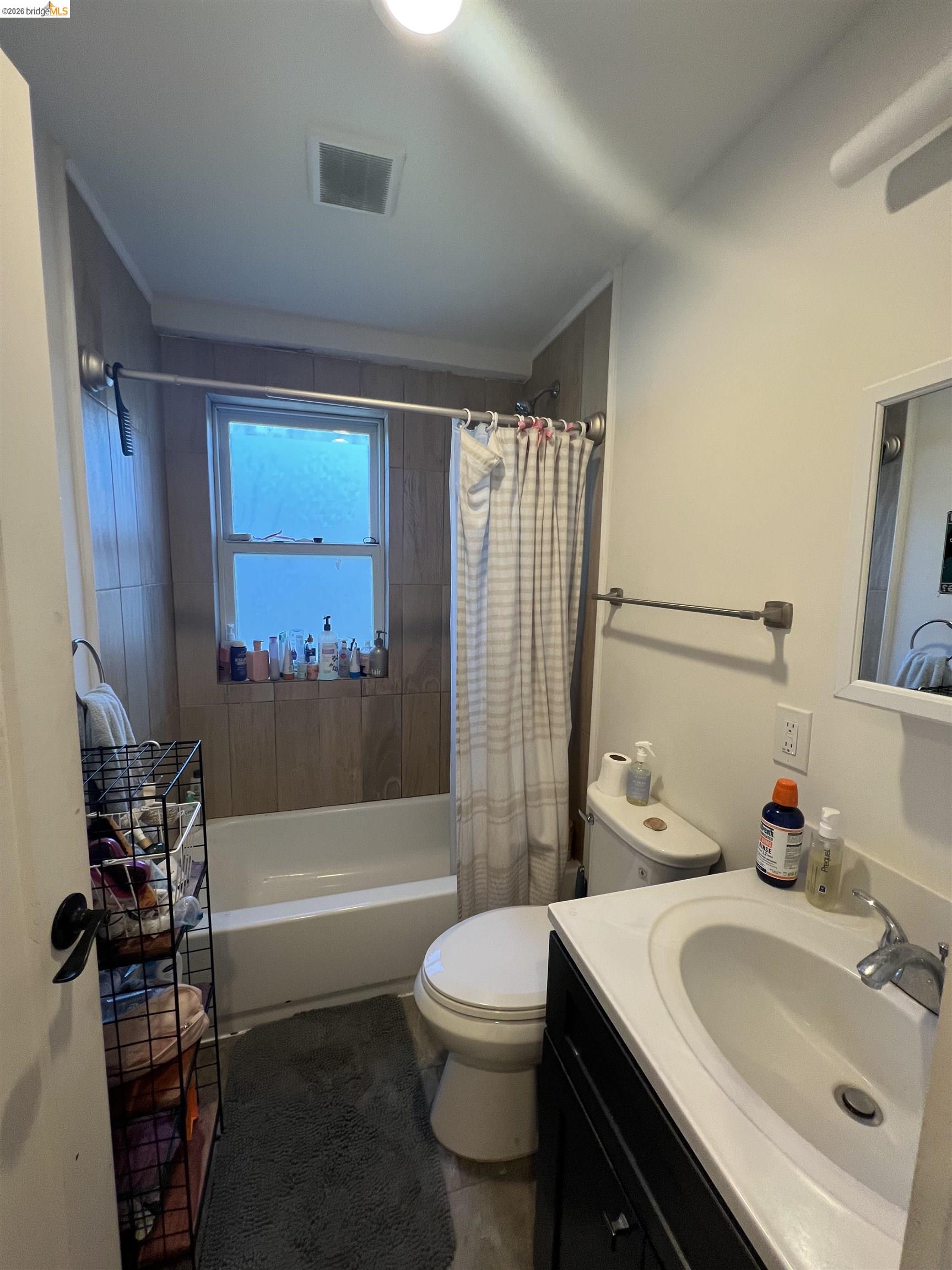 Detail Gallery Image 6 of 8 For 2718 Durant Ave #C,  Berkeley,  CA 94704-1725 - 3 Beds | 1 Baths