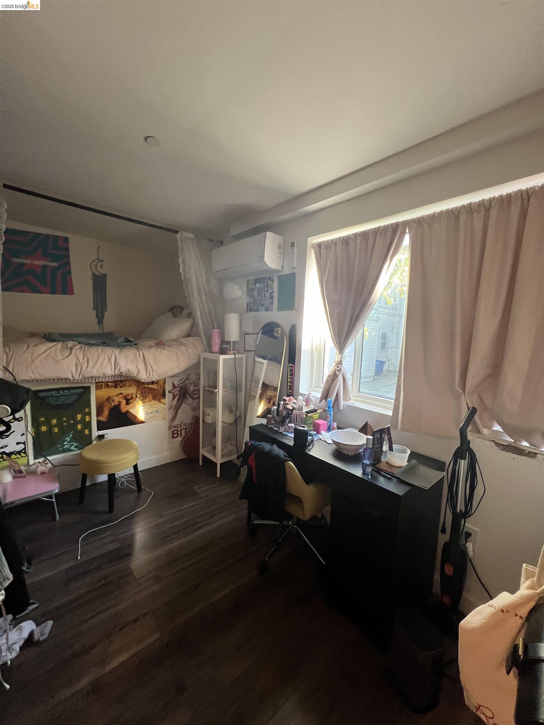 Detail Gallery Image 7 of 8 For 2718 Durant Ave #C,  Berkeley,  CA 94704-1725 - 3 Beds | 1 Baths