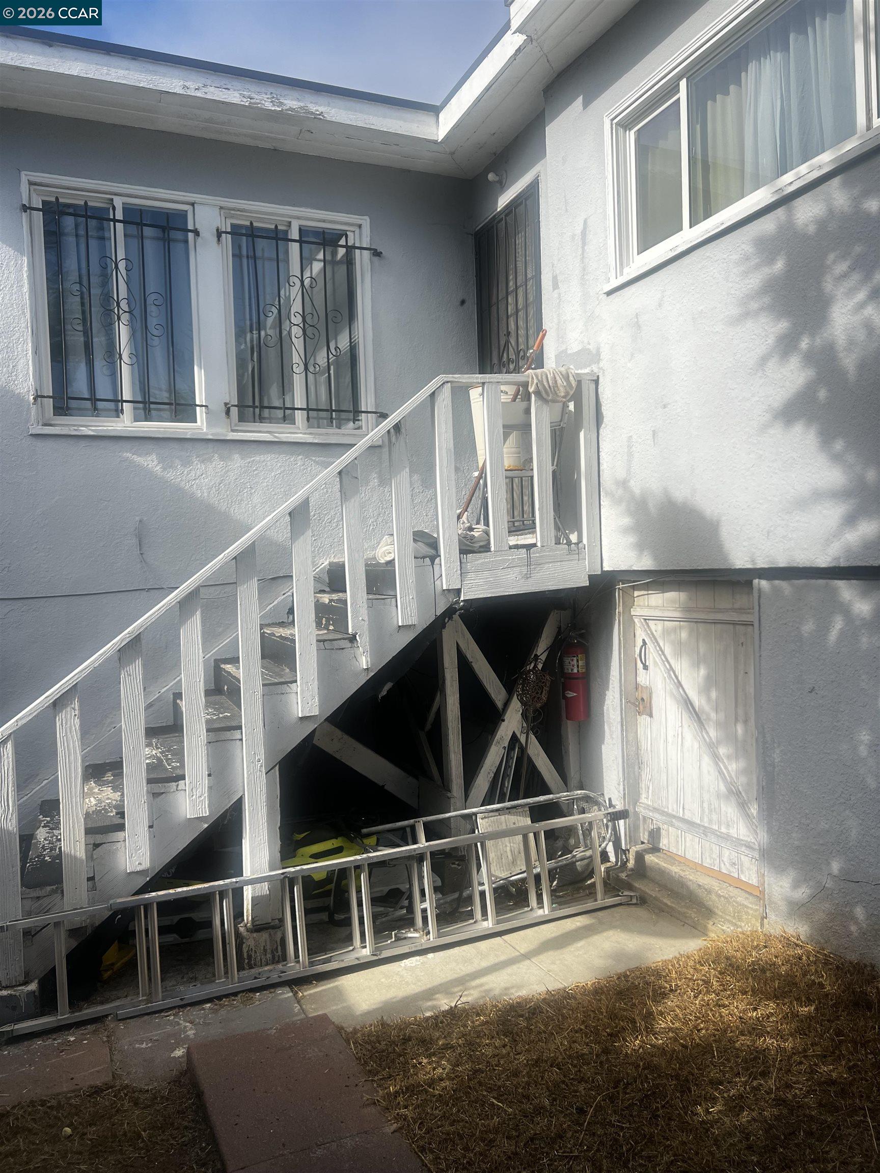 Detail Gallery Image 2 of 25 For 1161 64th St, Oakland,  CA 94608 - 5 Beds | 2/1 Baths