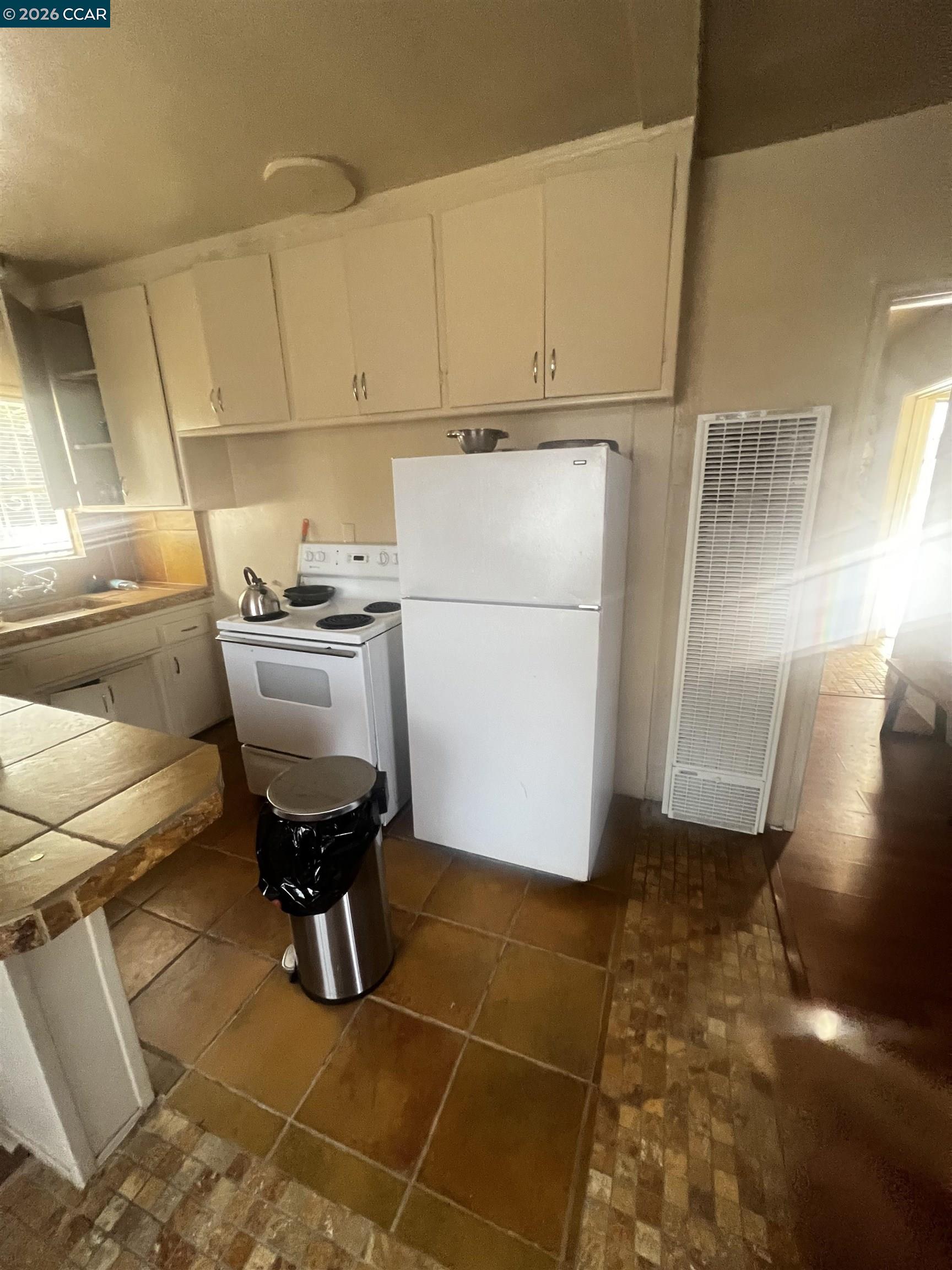 Detail Gallery Image 11 of 25 For 1161 64th St, Oakland,  CA 94608 - 5 Beds | 2/1 Baths