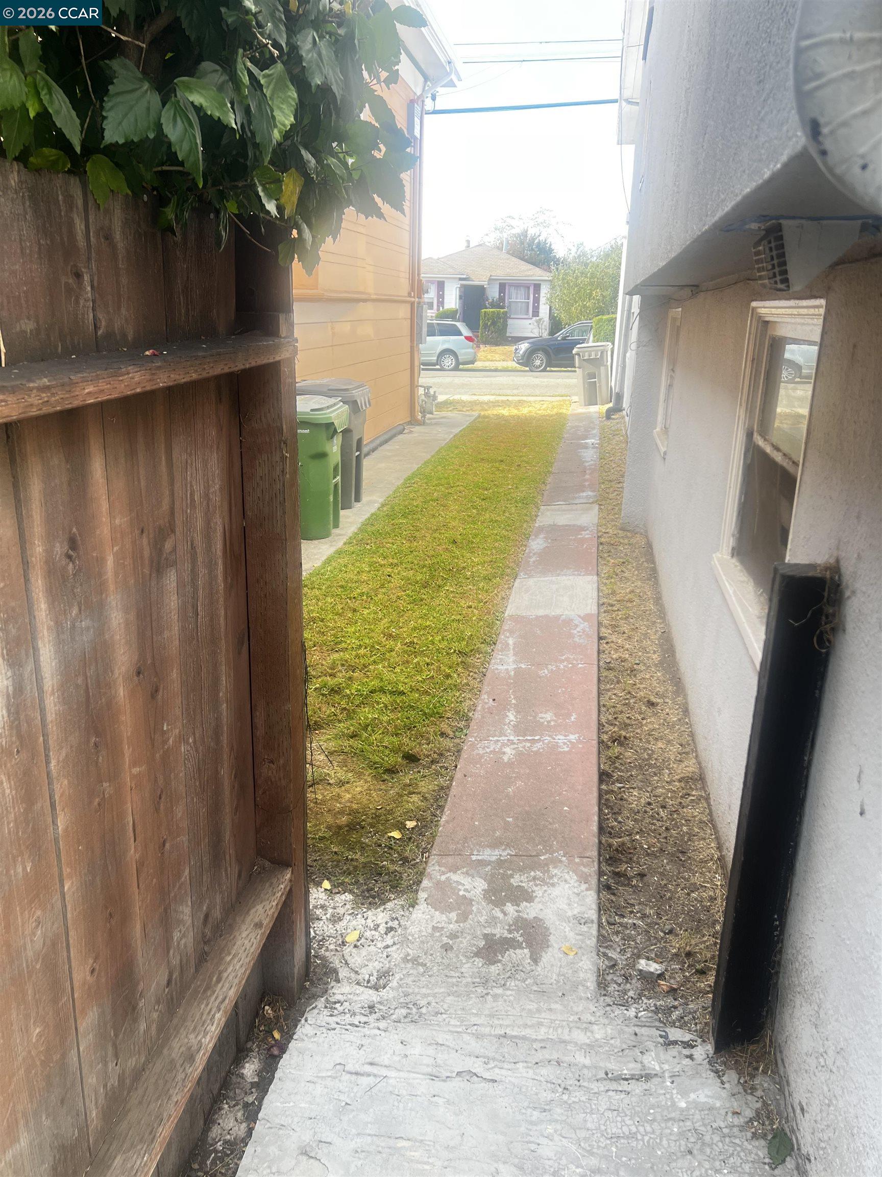 Detail Gallery Image 3 of 25 For 1161 64th St, Oakland,  CA 94608 - 5 Beds | 2/1 Baths