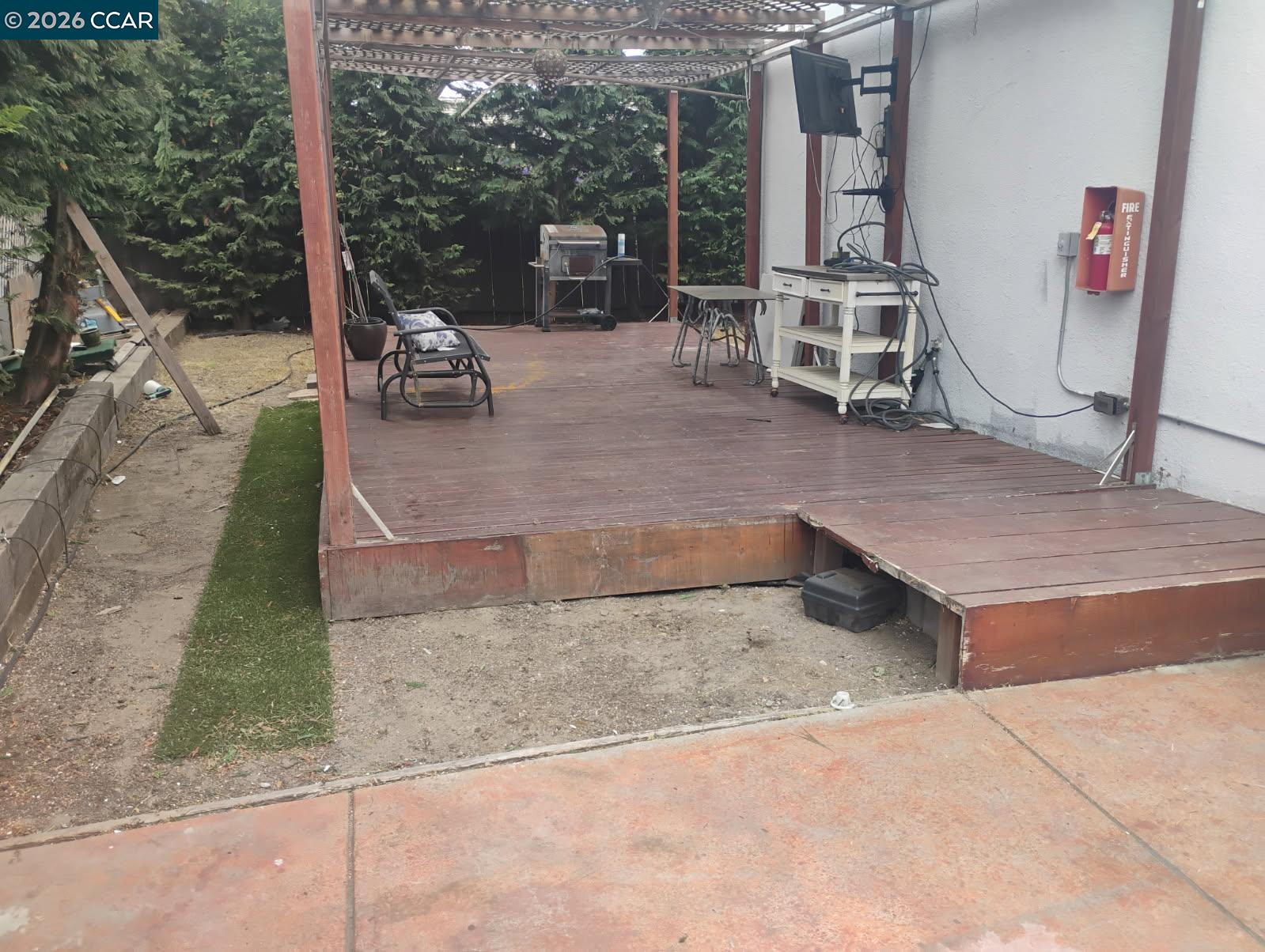 Detail Gallery Image 6 of 25 For 1161 64th St, Oakland,  CA 94608 - 5 Beds | 2/1 Baths