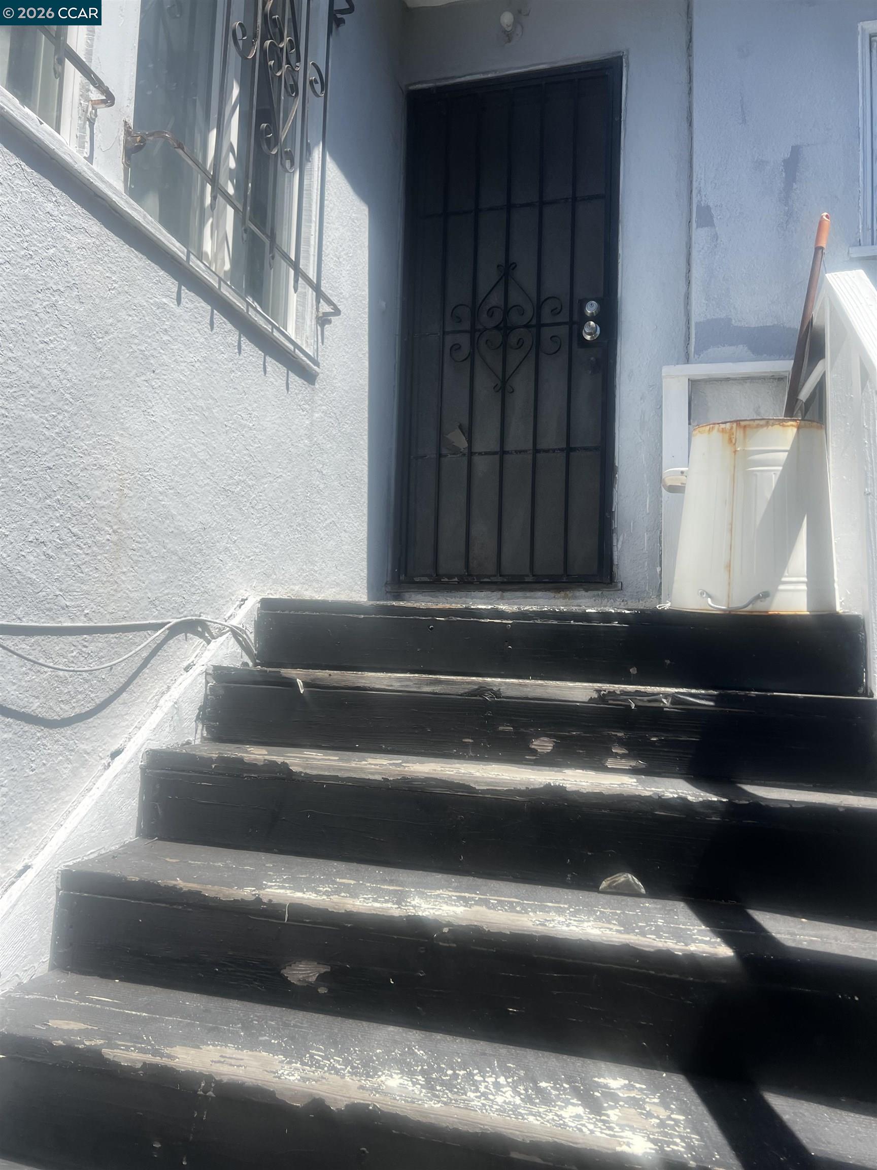 Detail Gallery Image 8 of 25 For 1161 64th St, Oakland,  CA 94608 - 5 Beds | 2/1 Baths