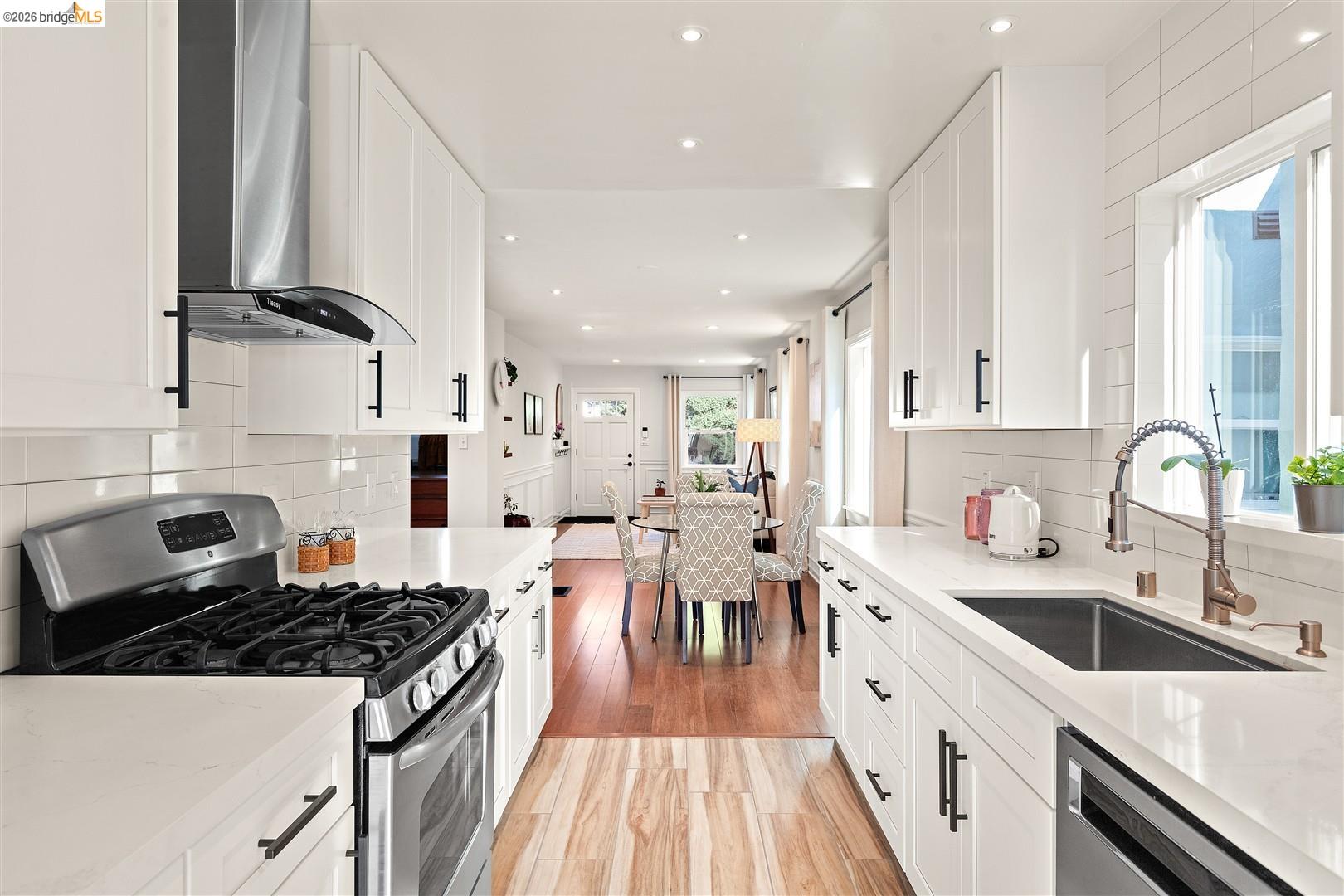 Detail Gallery Image 12 of 60 For 926 Pierce St, Albany,  CA 94706 - 2 Beds | 1 Baths