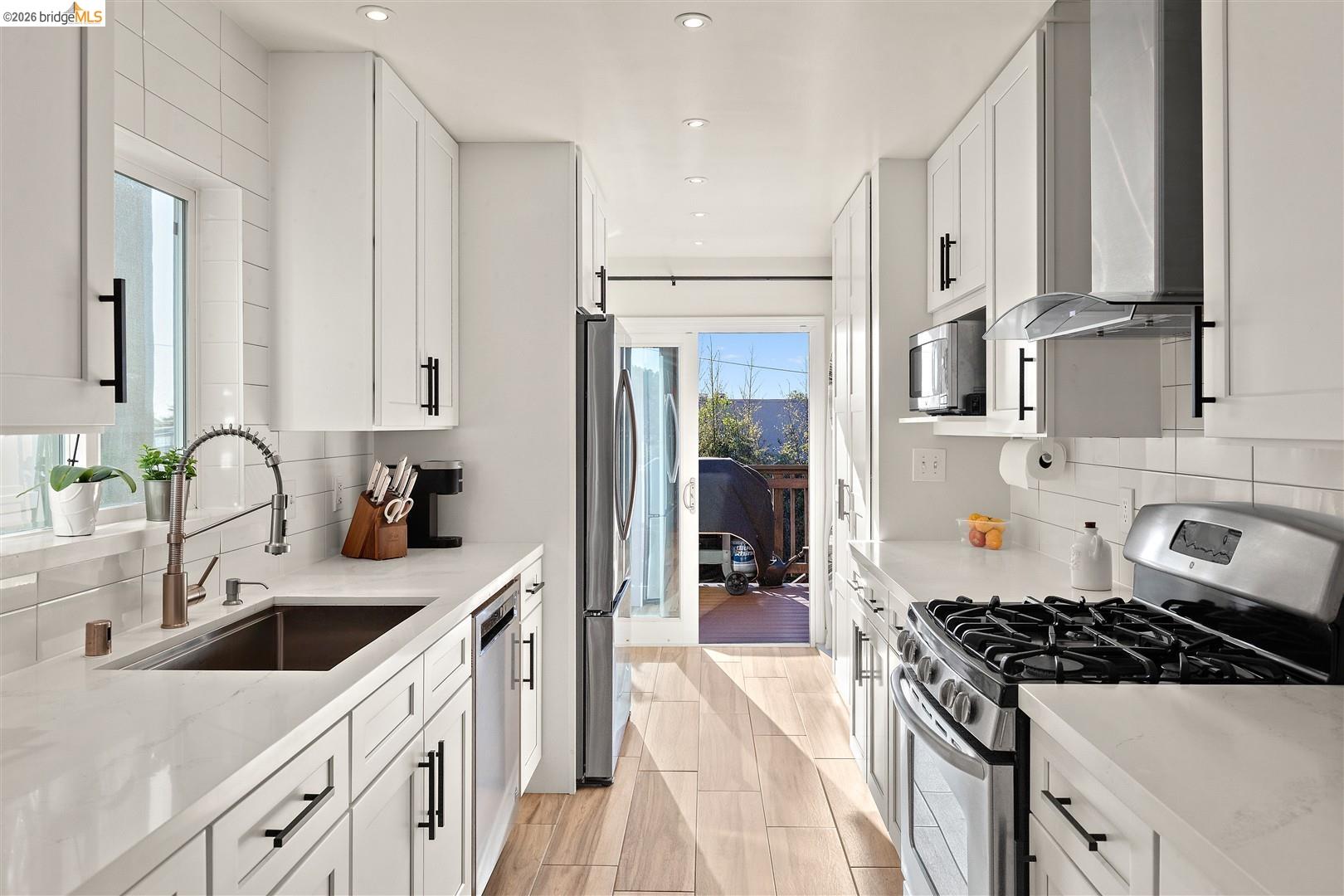 Detail Gallery Image 10 of 60 For 926 Pierce St, Albany,  CA 94706 - 2 Beds | 1 Baths