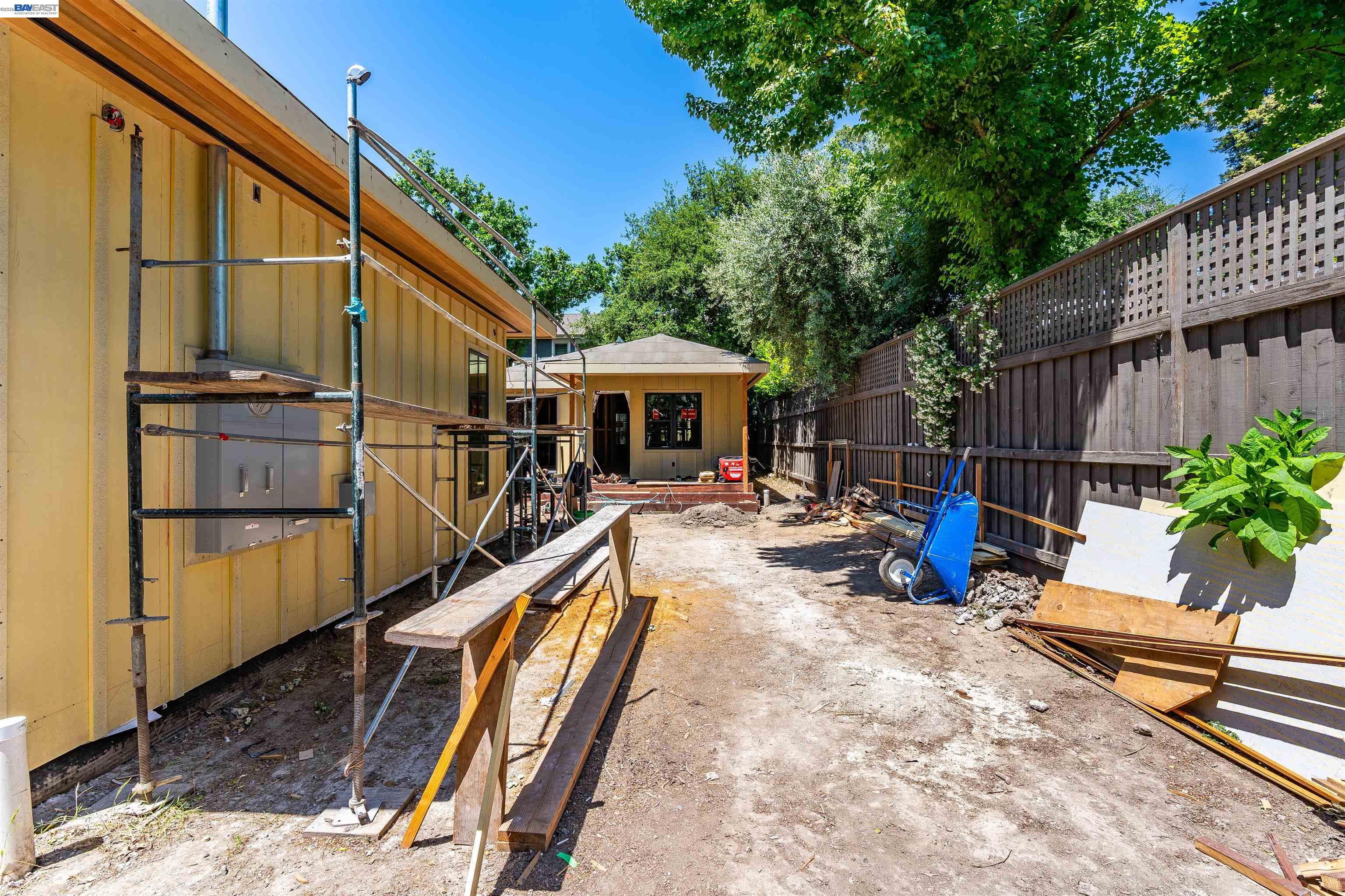 Detail Gallery Image 2 of 13 For 315 E Macarthur, Sonoma,  CA 95476-7617 - 6 Beds | 3/1 Baths