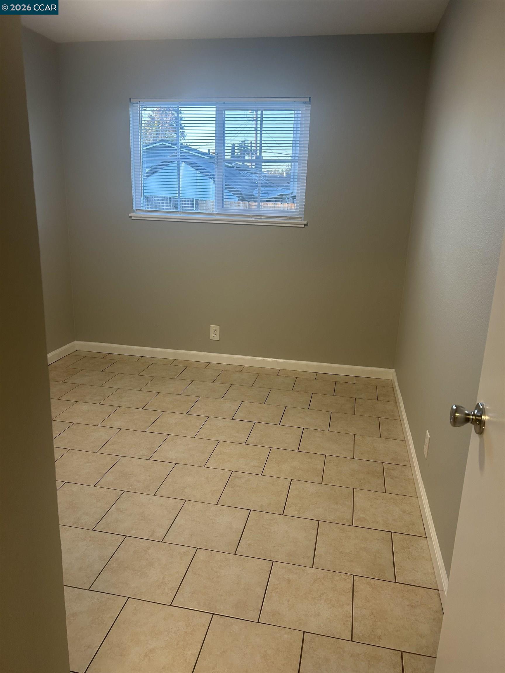 Detail Gallery Image 7 of 11 For 3817 Florida Ave, Richmond,  CA 94804 - 3 Beds | 1/1 Baths