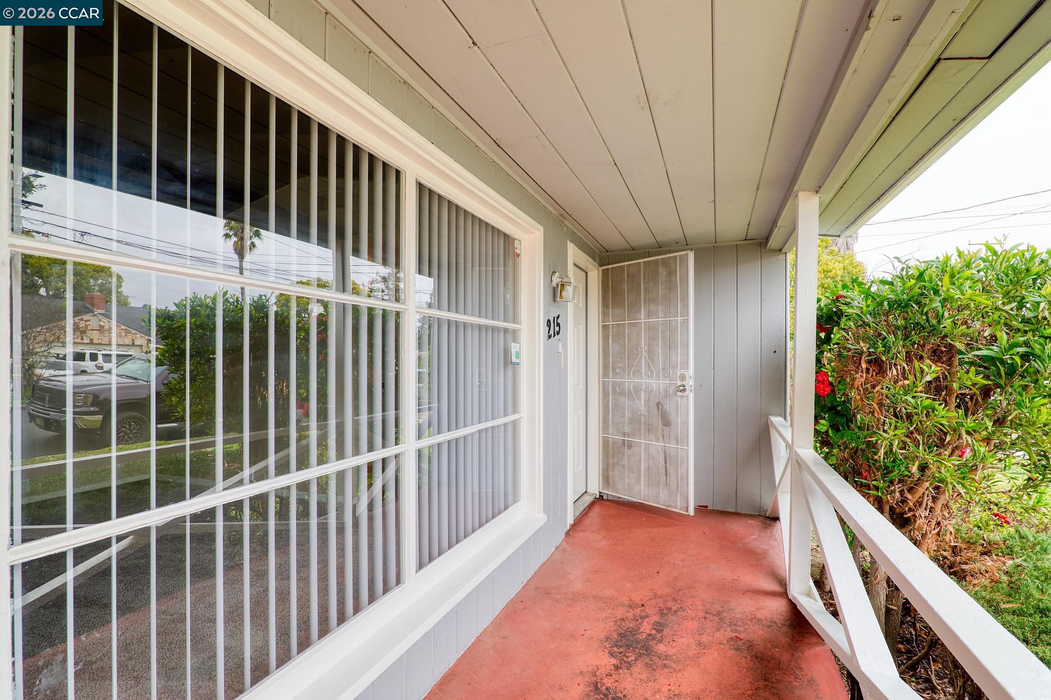 Detail Gallery Image 3 of 29 For 215 Roney Ave, Vallejo,  CA 94590 - 3 Beds | 2 Baths