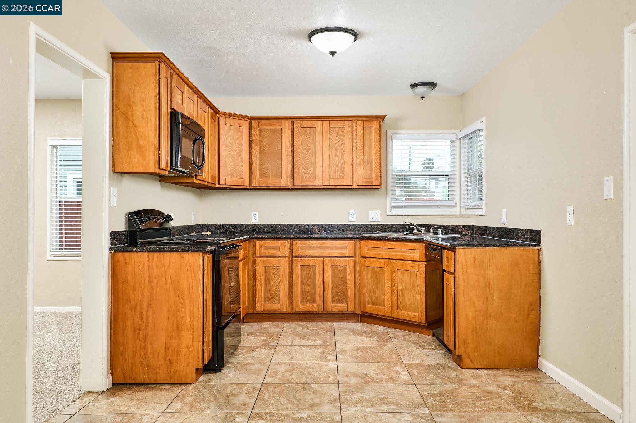 Detail Gallery Image 4 of 29 For 215 Roney Ave, Vallejo,  CA 94590 - 3 Beds | 2 Baths