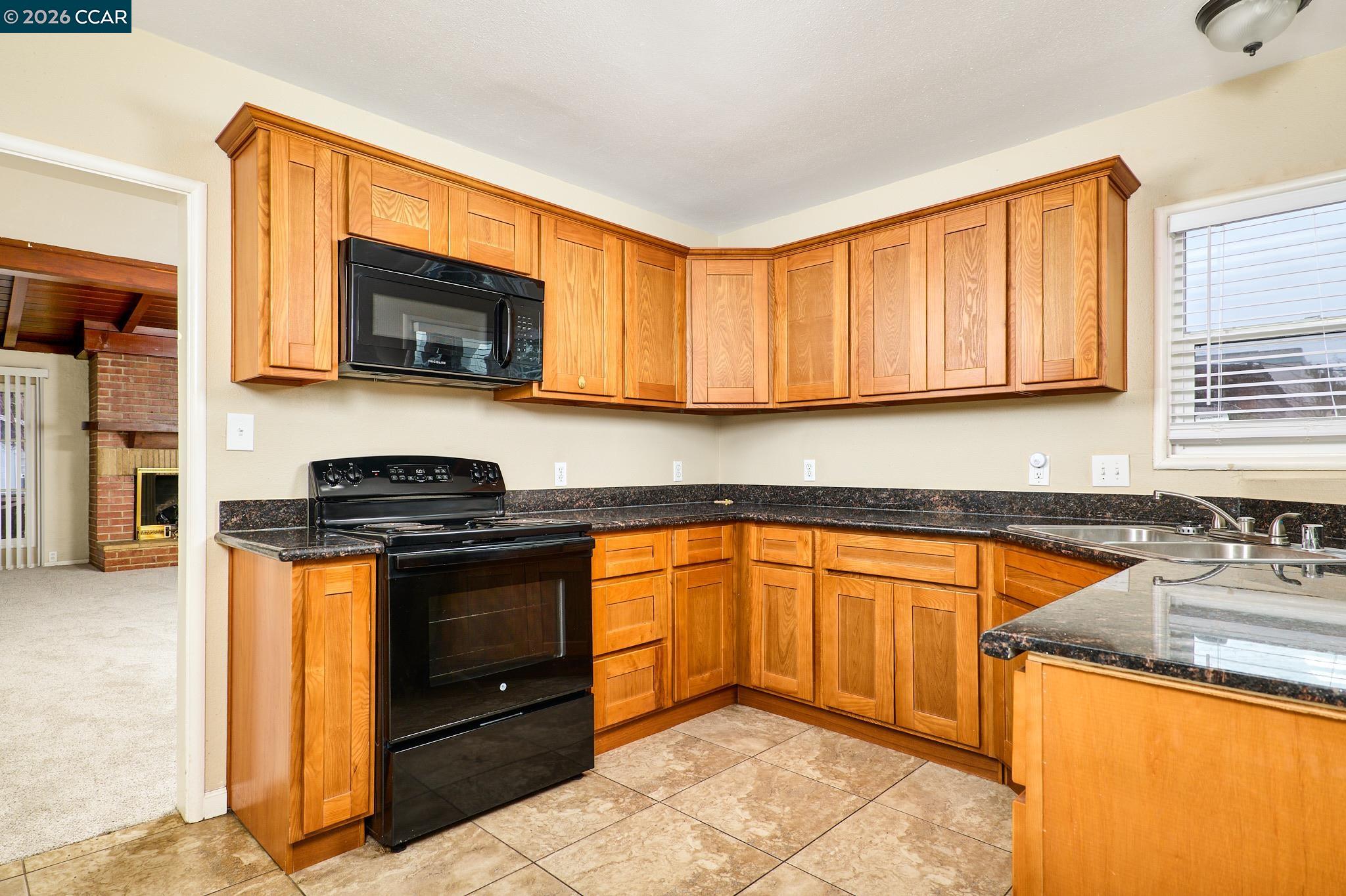 Detail Gallery Image 5 of 29 For 215 Roney Ave, Vallejo,  CA 94590 - 3 Beds | 2 Baths