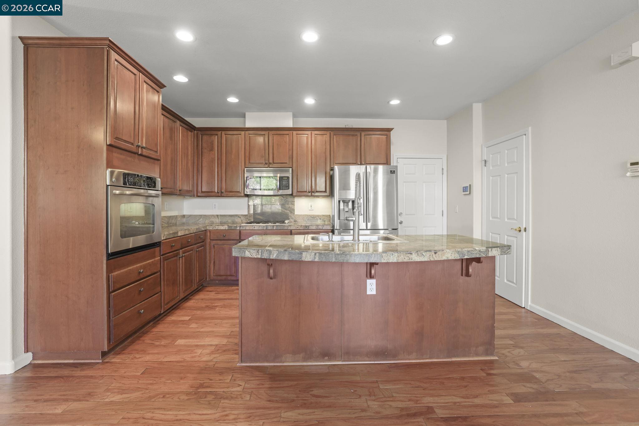 Detail Gallery Image 8 of 26 For 1821 Kern Mountain Way, Antioch,  CA 94531 - 5 Beds | 2/1 Baths