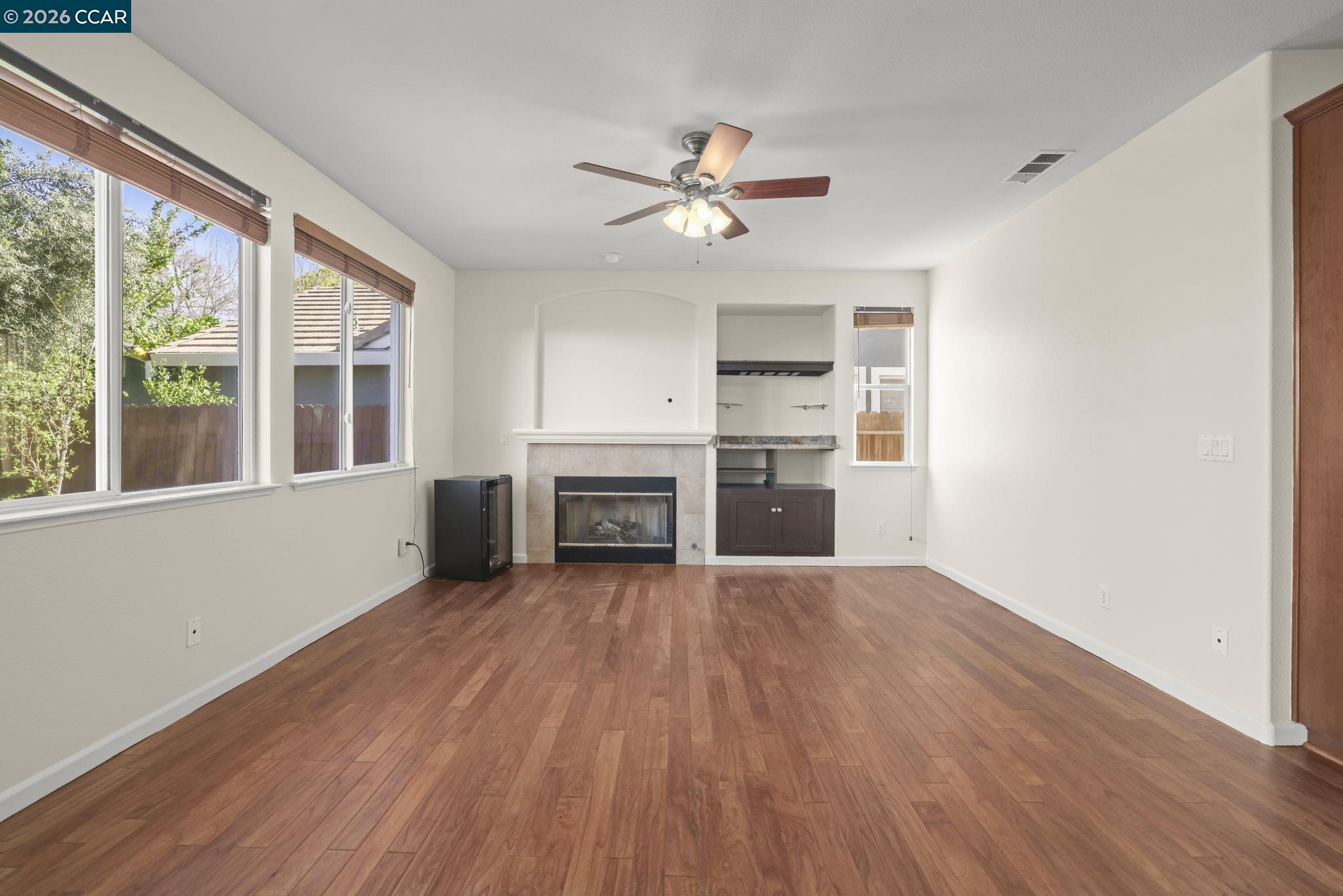 Detail Gallery Image 10 of 26 For 1821 Kern Mountain Way, Antioch,  CA 94531 - 5 Beds | 2/1 Baths