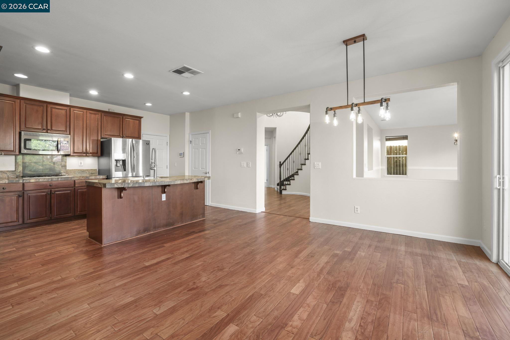 Detail Gallery Image 11 of 26 For 1821 Kern Mountain Way, Antioch,  CA 94531 - 5 Beds | 2/1 Baths