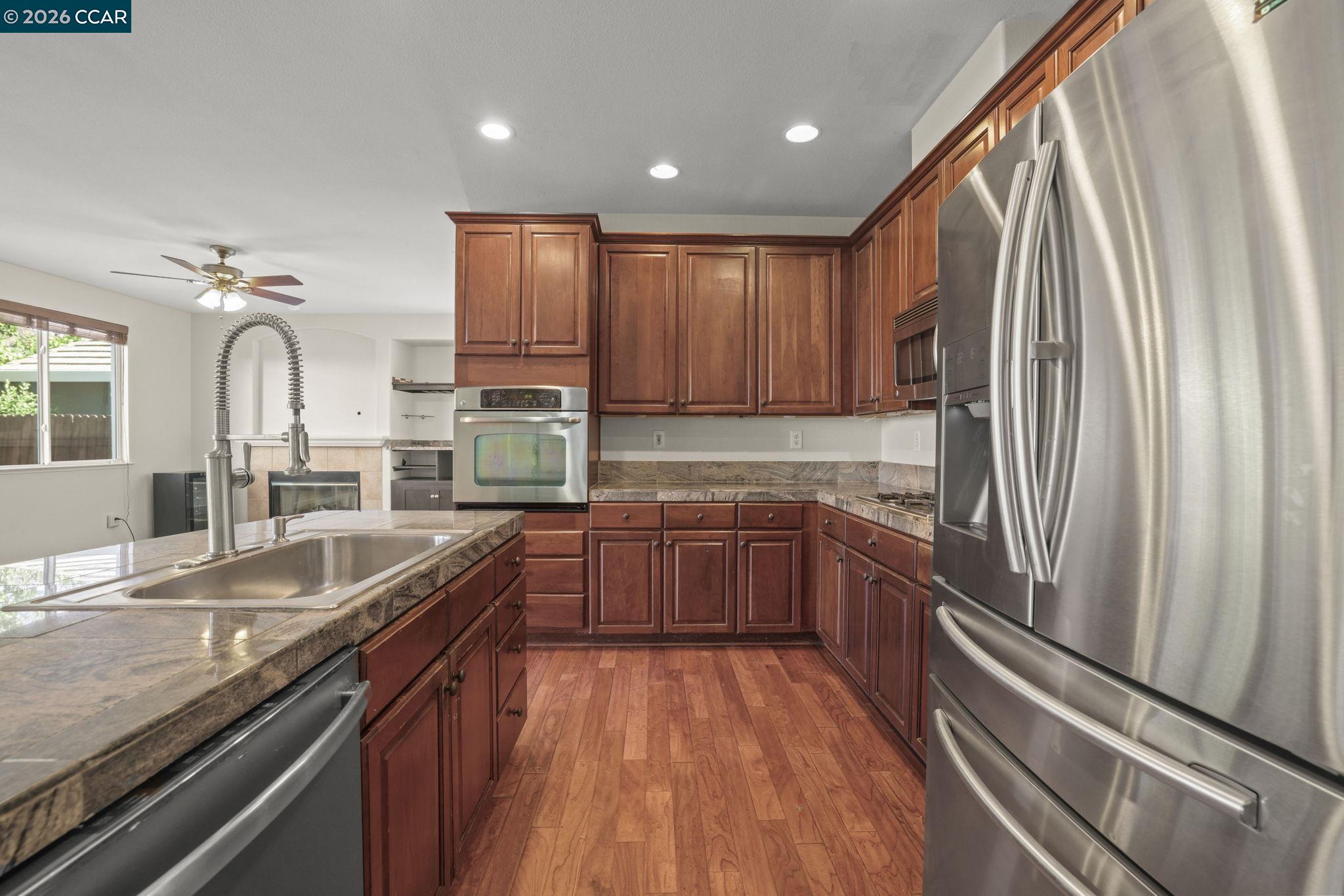 Detail Gallery Image 13 of 26 For 1821 Kern Mountain Way, Antioch,  CA 94531 - 5 Beds | 2/1 Baths