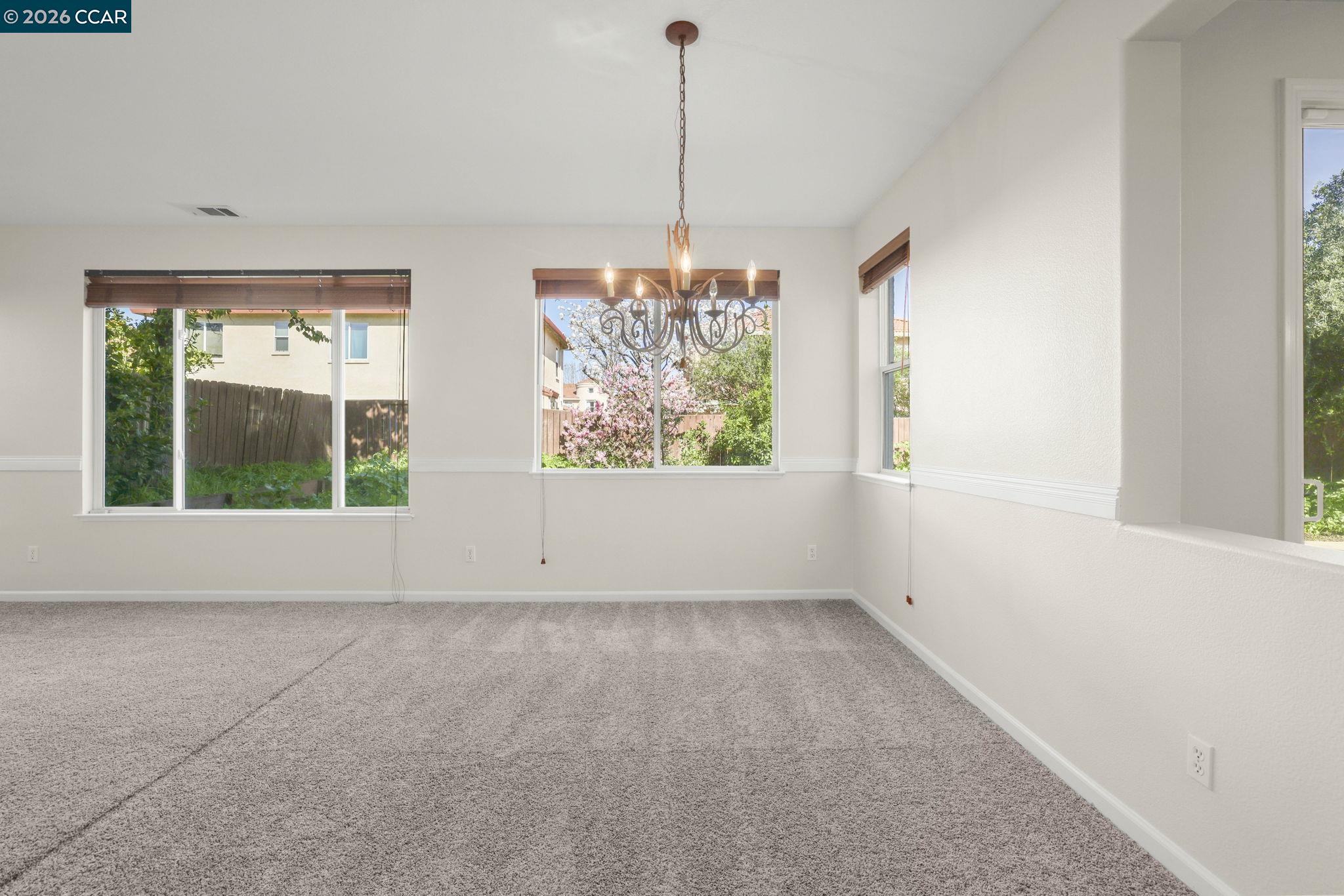 Detail Gallery Image 4 of 26 For 1821 Kern Mountain Way, Antioch,  CA 94531 - 5 Beds | 2/1 Baths