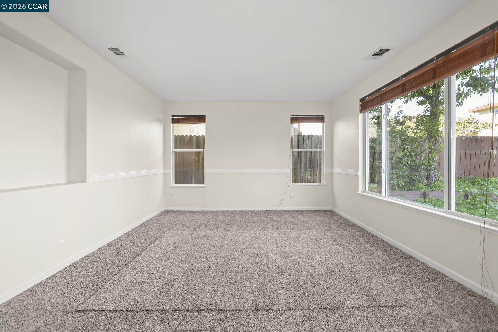 Detail Gallery Image 5 of 26 For 1821 Kern Mountain Way, Antioch,  CA 94531 - 5 Beds | 2/1 Baths