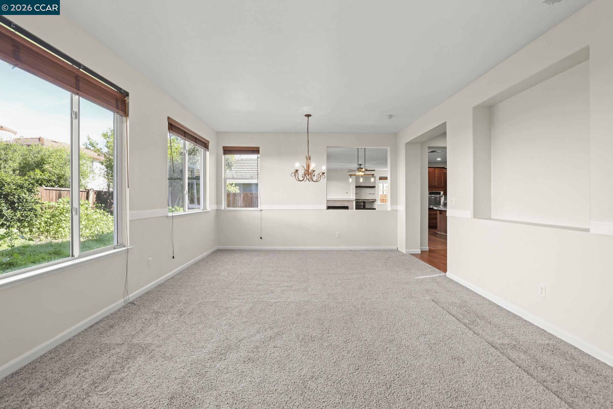 Detail Gallery Image 6 of 26 For 1821 Kern Mountain Way, Antioch,  CA 94531 - 5 Beds | 2/1 Baths