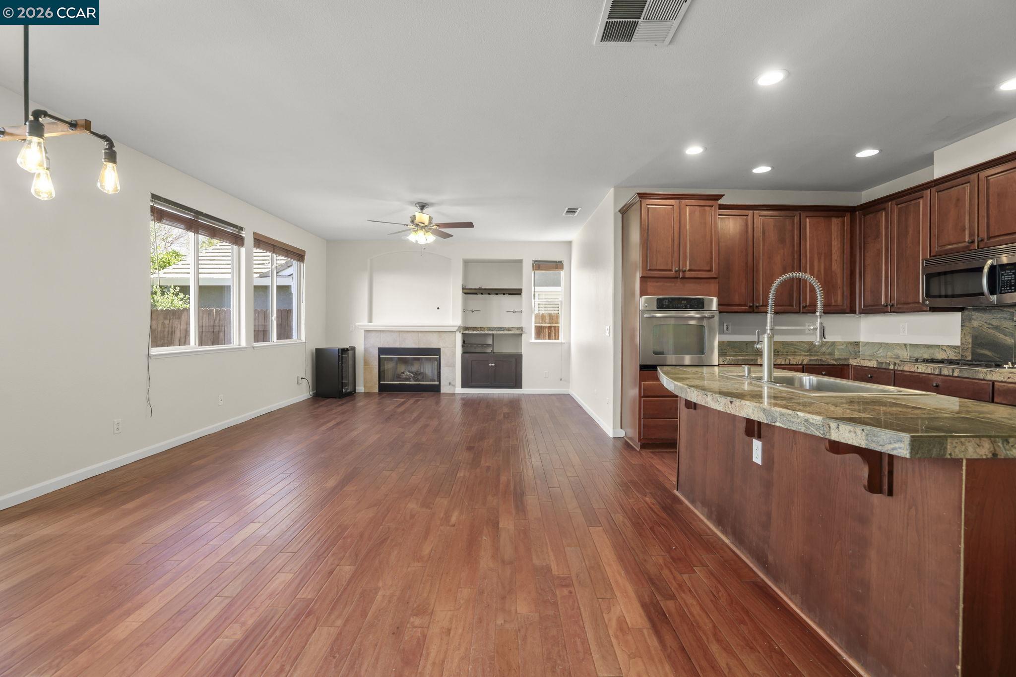 Detail Gallery Image 7 of 26 For 1821 Kern Mountain Way, Antioch,  CA 94531 - 5 Beds | 2/1 Baths