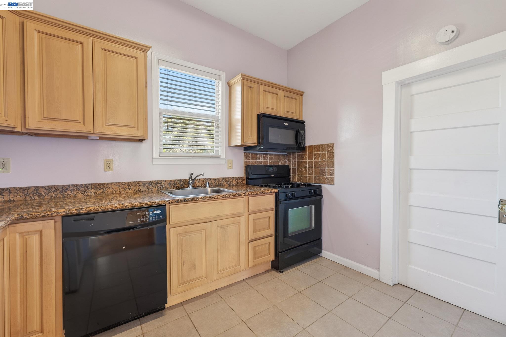 Detail Gallery Image 11 of 23 For 1835 Prince St a,  Berkeley,  CA 94703 - 2 Beds | 1 Baths