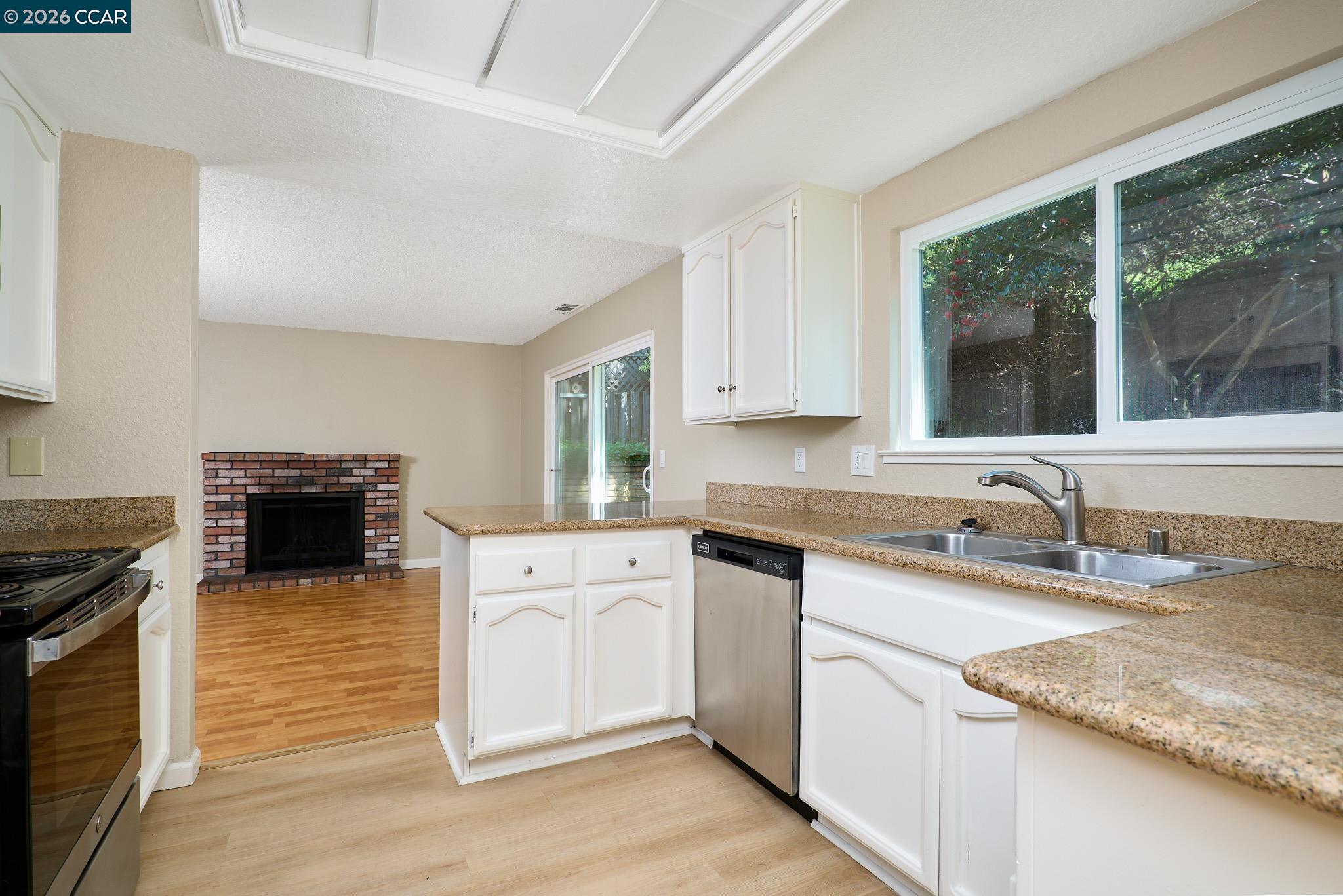 Detail Gallery Image 5 of 25 For 120 Persimmon Dr, Vallejo,  CA 94589 - 4 Beds | 2/1 Baths