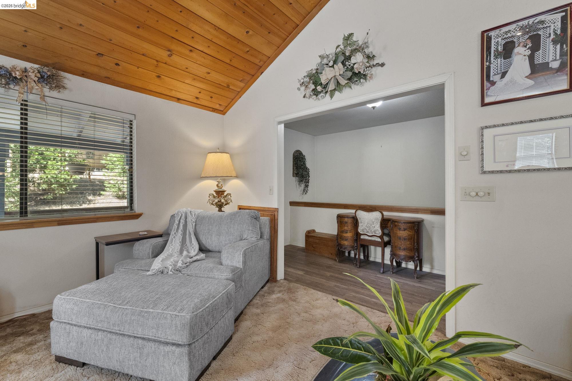 Detail Gallery Image 5 of 33 For 24043 Hitching Post Rd, Sonora,  CA 95370 - 3 Beds | 2 Baths