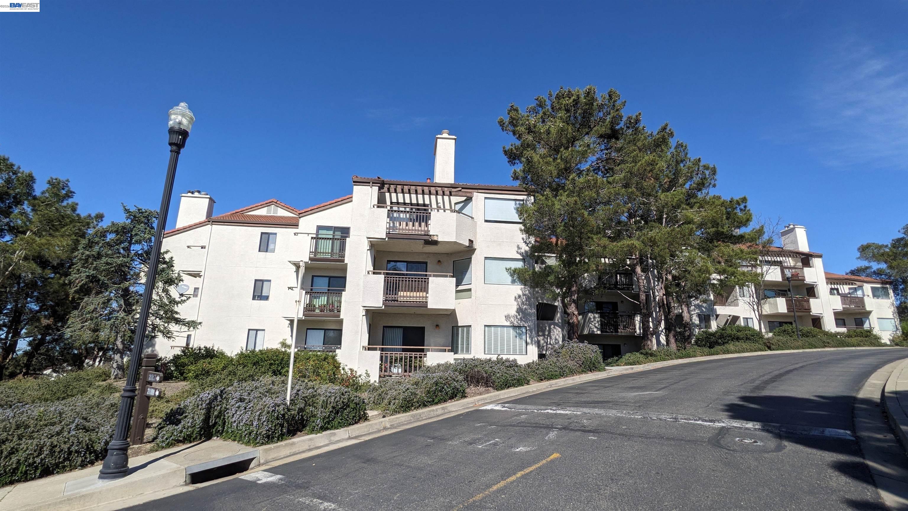 Detail Gallery Image 2 of 42 For 21103 Gary Dr 304d,  Hayward,  CA 94546 - 2 Beds | 2 Baths