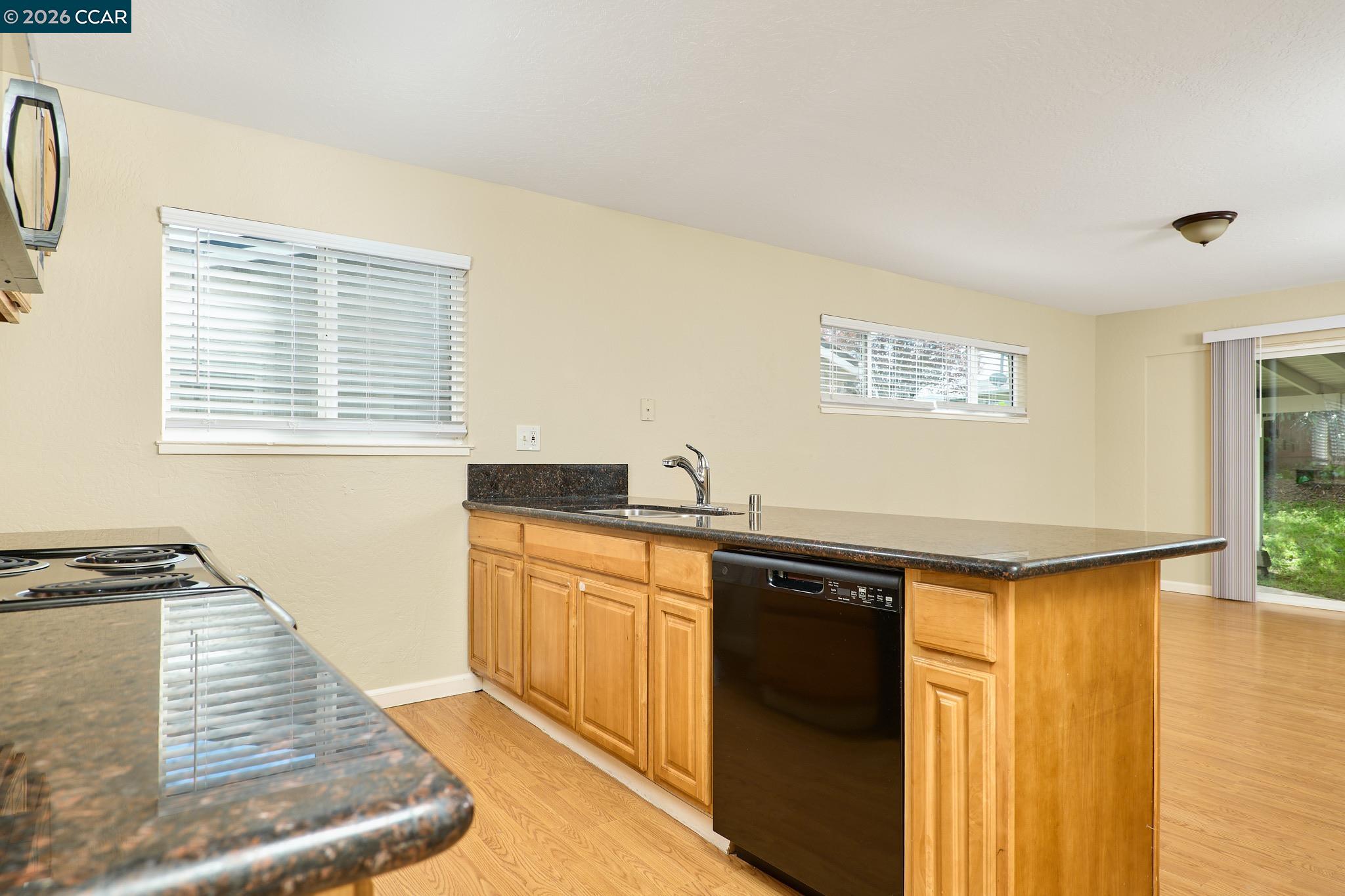 Detail Gallery Image 5 of 22 For 1500 Florin Rd, Sacramento,  CA 95822 - 3 Beds | 2 Baths