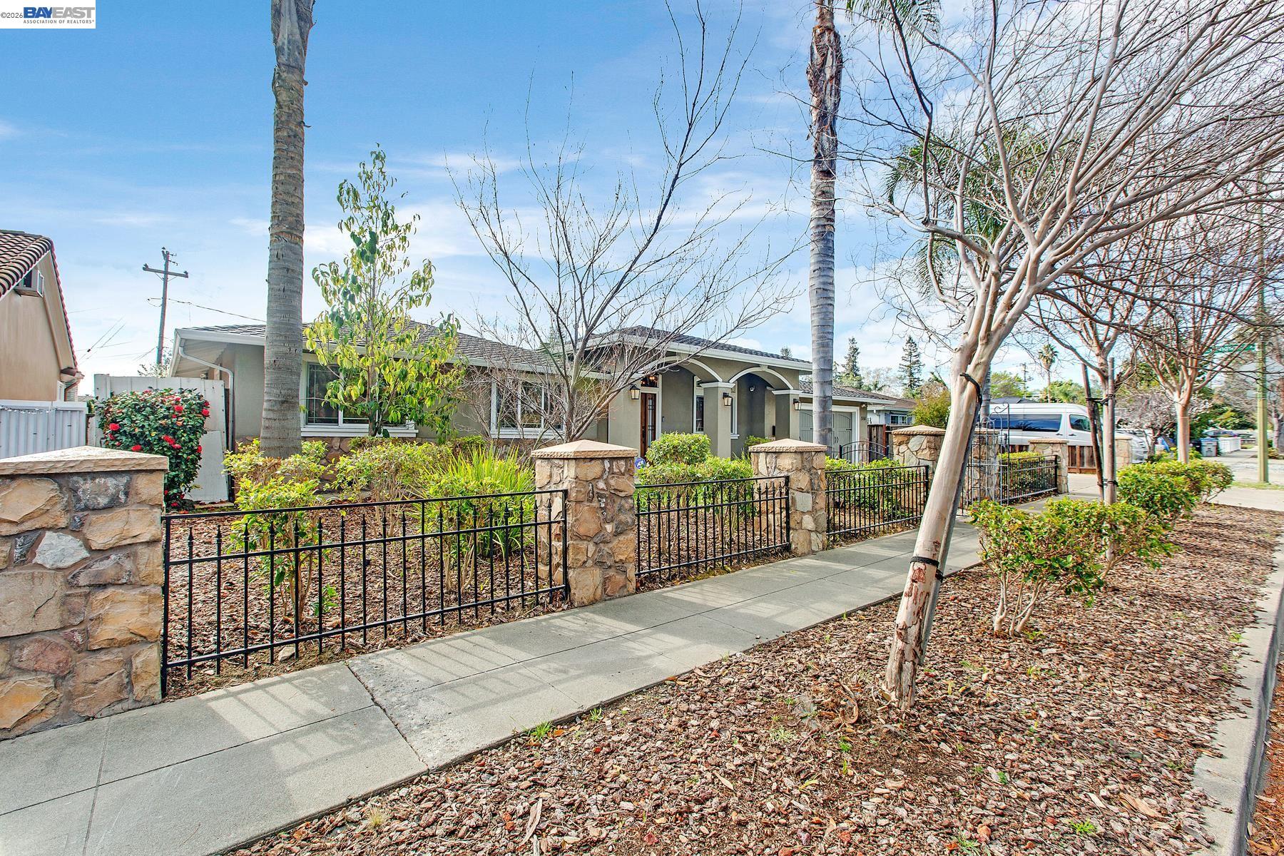 Detail Gallery Image 3 of 54 For 1358 Pine Ave, San Jose,  CA 95125 - 4 Beds | 3 Baths