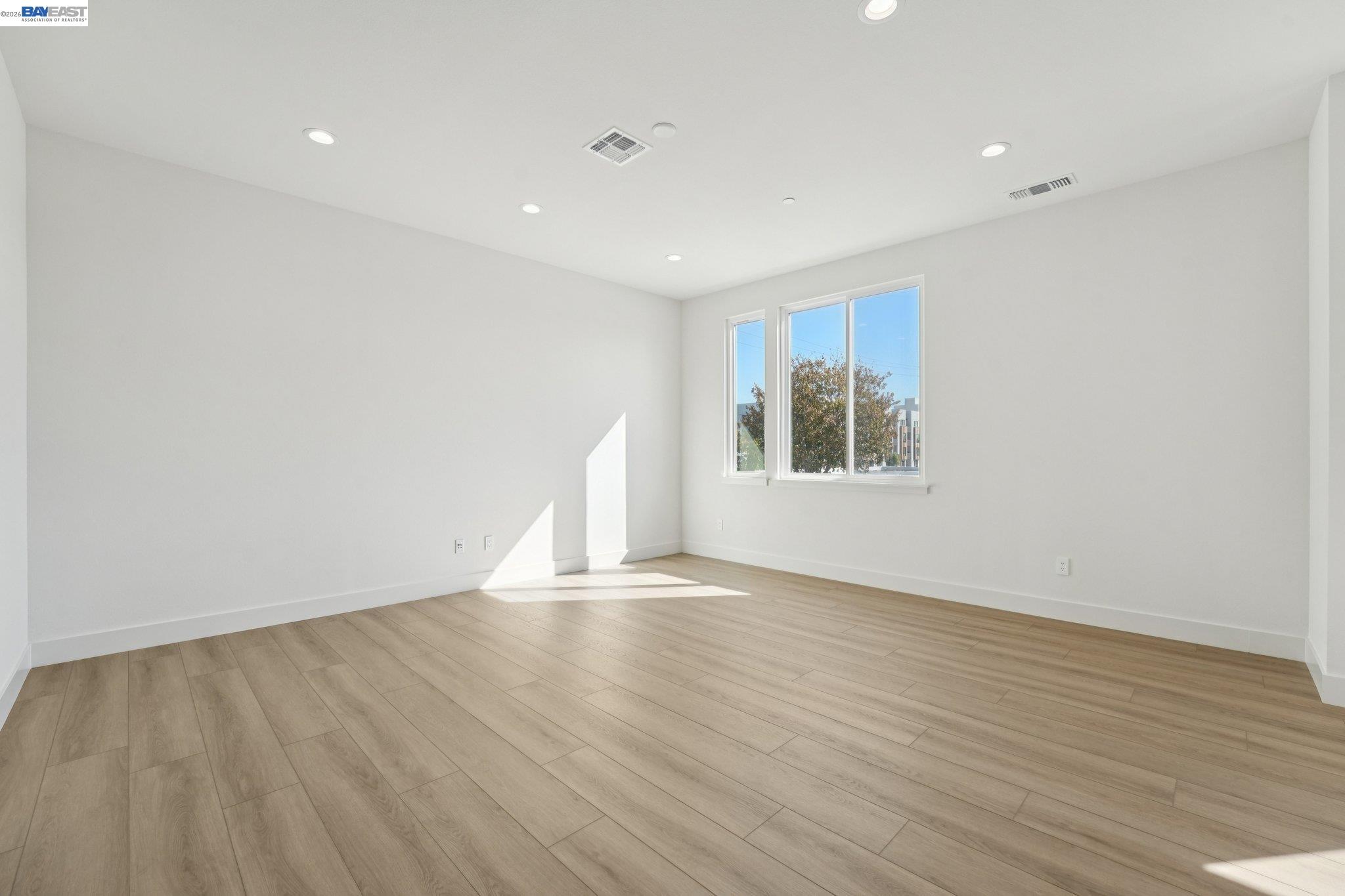 Detail Gallery Image 11 of 50 For 1933 Grand Street, Alameda,  CA 94501 - 3 Beds | 3/1 Baths