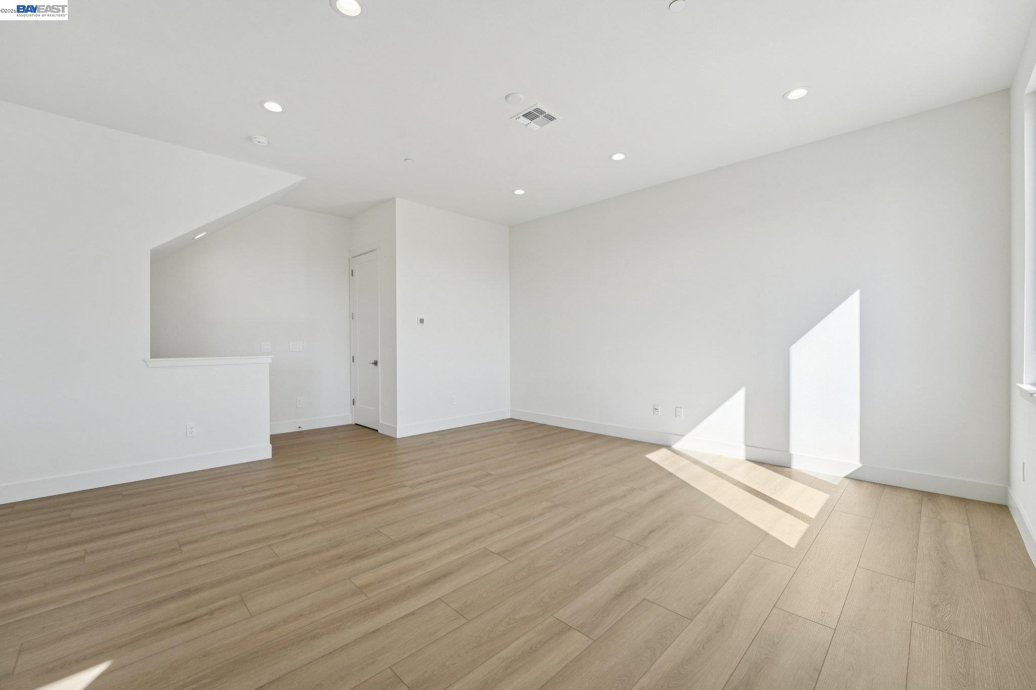 Detail Gallery Image 12 of 50 For 1933 Grand Street, Alameda,  CA 94501 - 3 Beds | 3/1 Baths