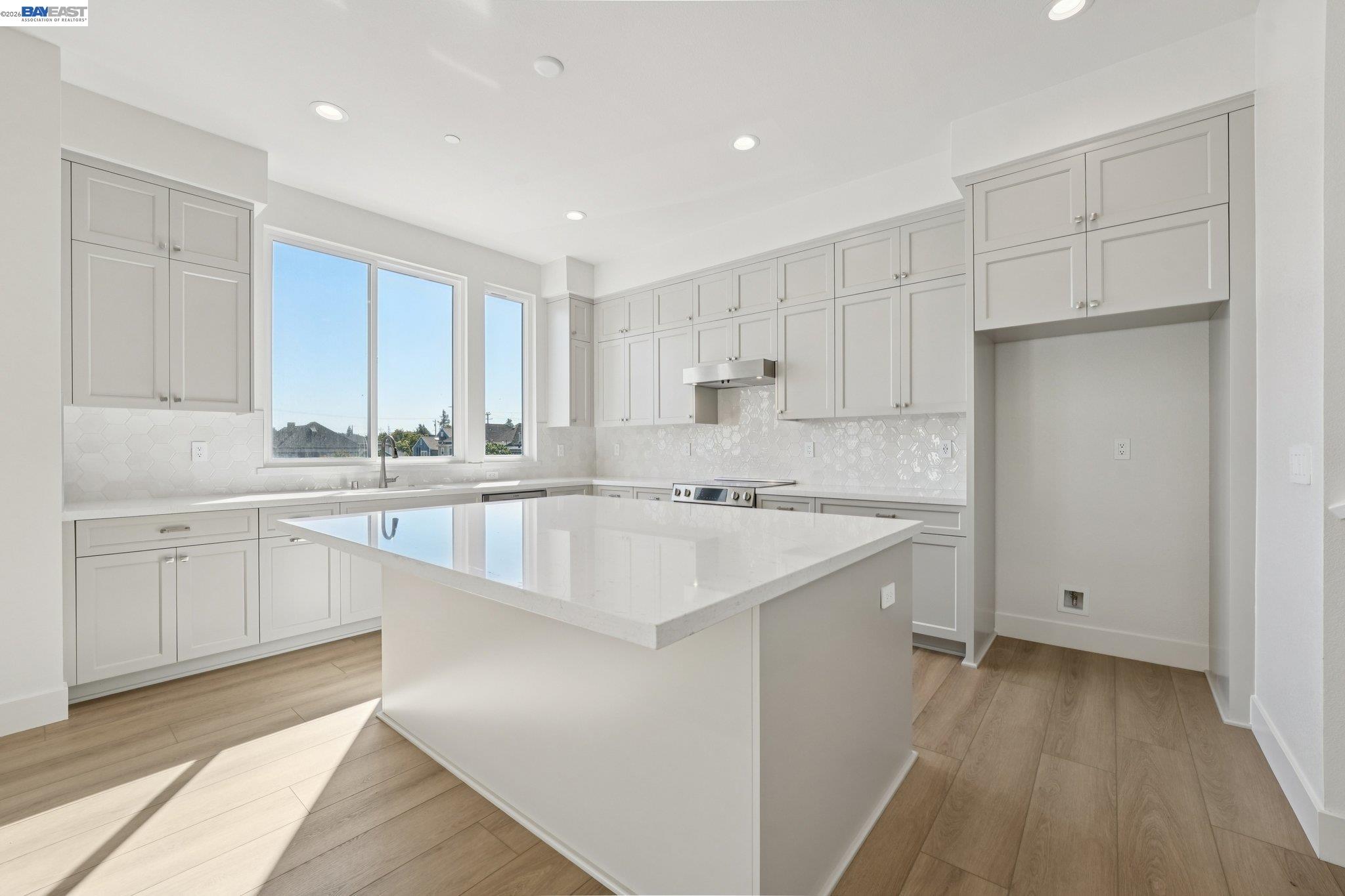 Detail Gallery Image 17 of 50 For 1933 Grand Street, Alameda,  CA 94501 - 3 Beds | 3/1 Baths