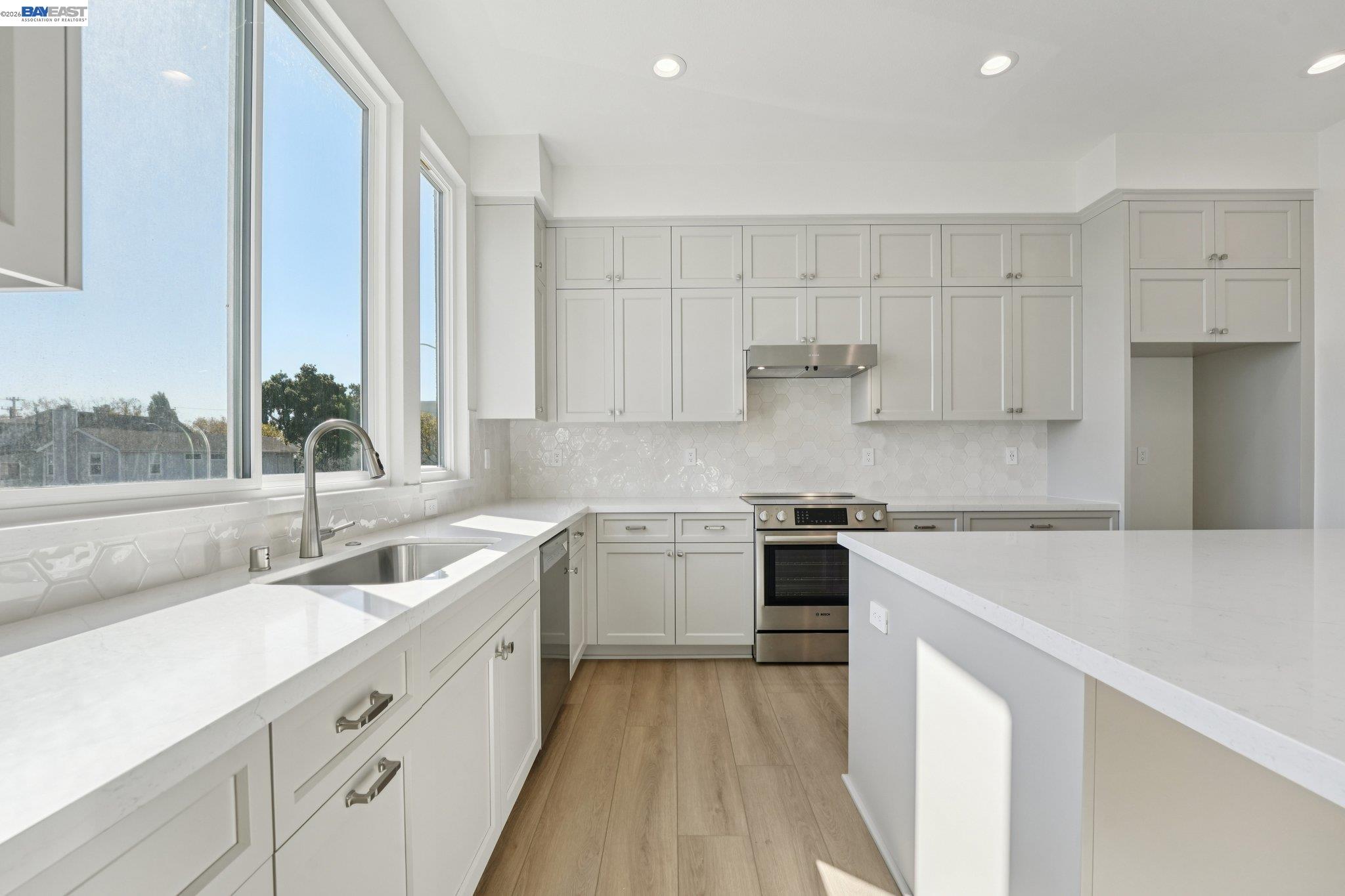 Detail Gallery Image 19 of 50 For 1933 Grand Street, Alameda,  CA 94501 - 3 Beds | 3/1 Baths