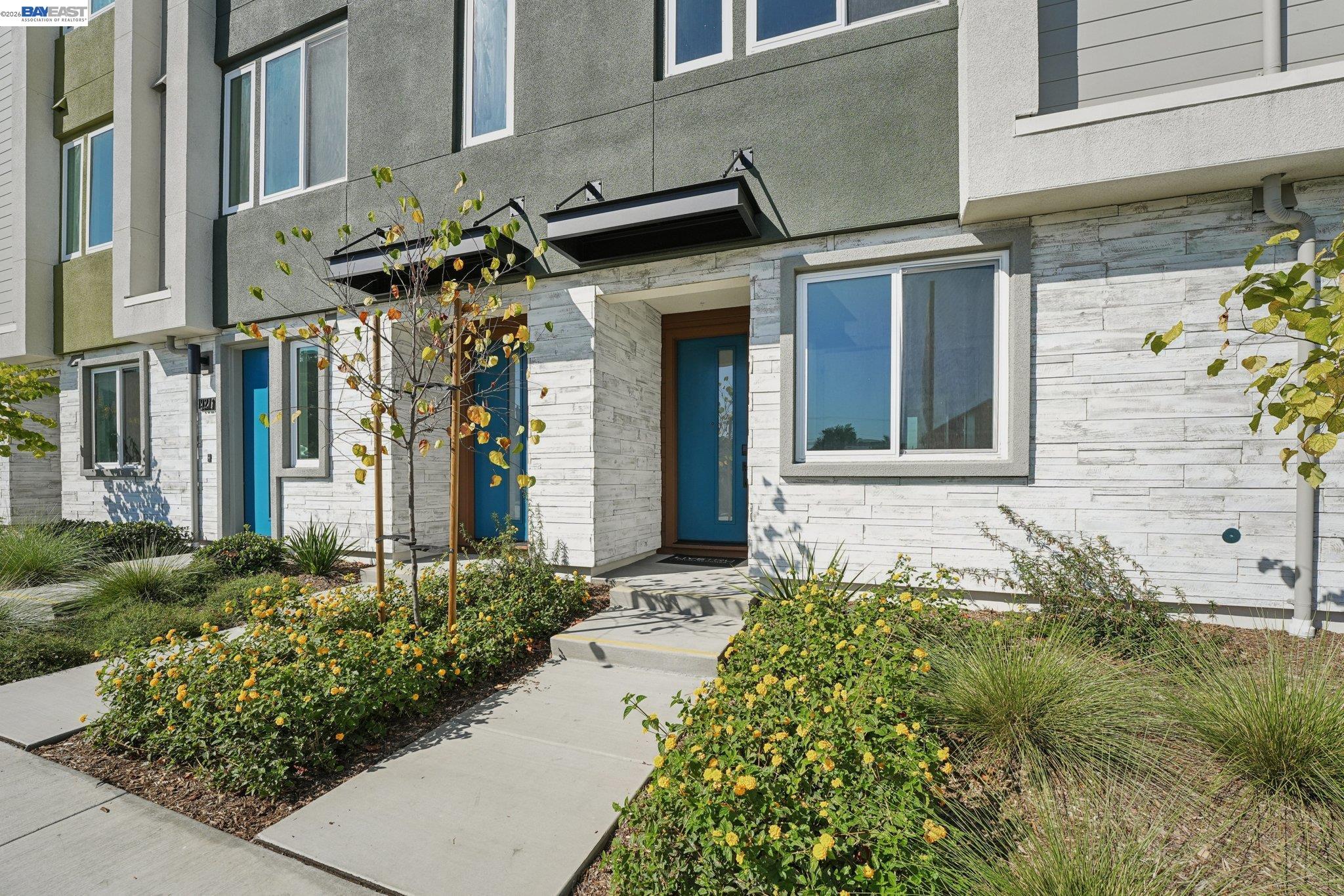 Detail Gallery Image 3 of 50 For 1933 Grand Street, Alameda,  CA 94501 - 3 Beds | 3/1 Baths